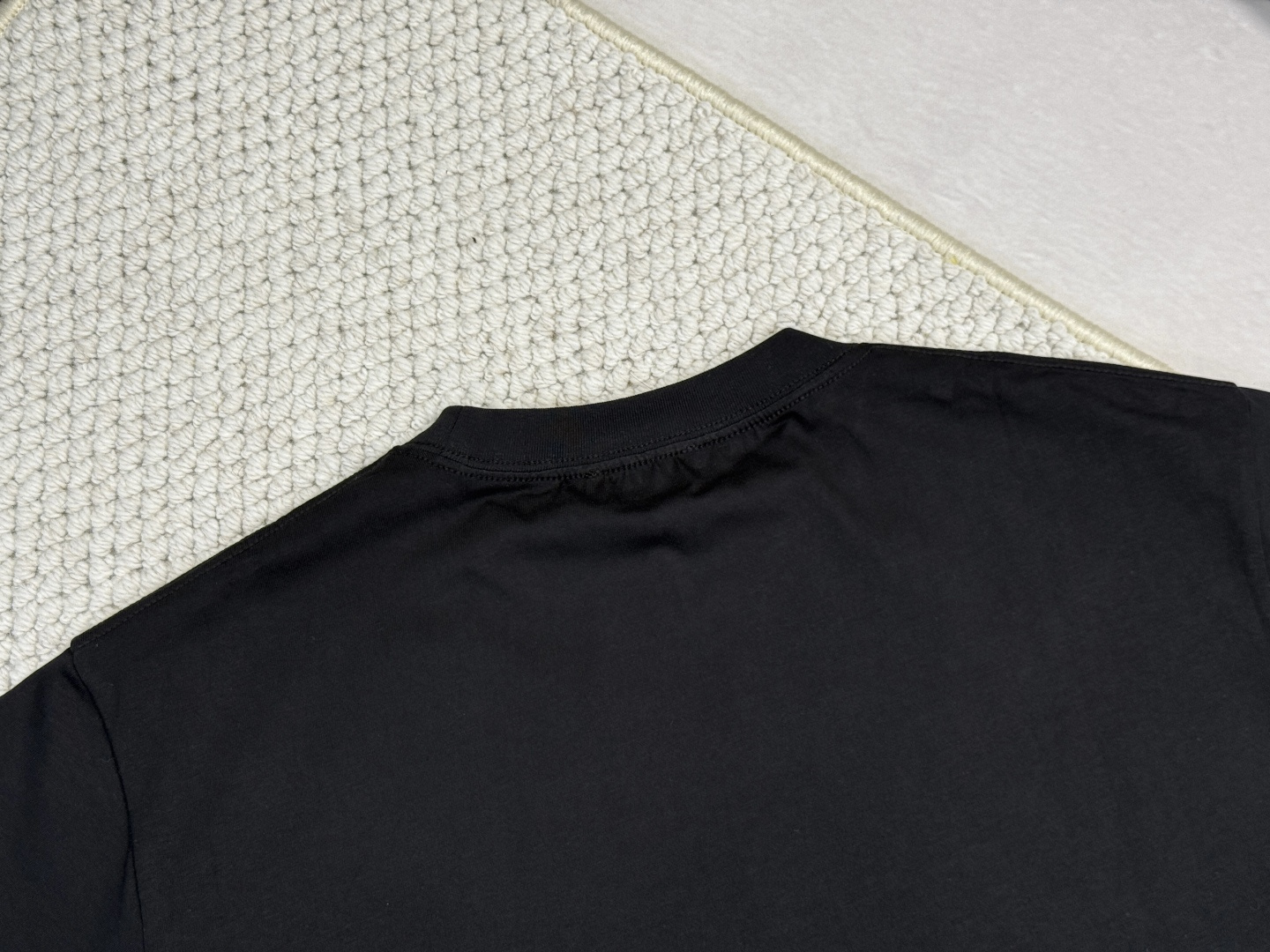 迪奥-产品简介CD / Paris 标志圆领 T 恤面料：24S特纺紧密棉面料；185g罗纹：32S双纱