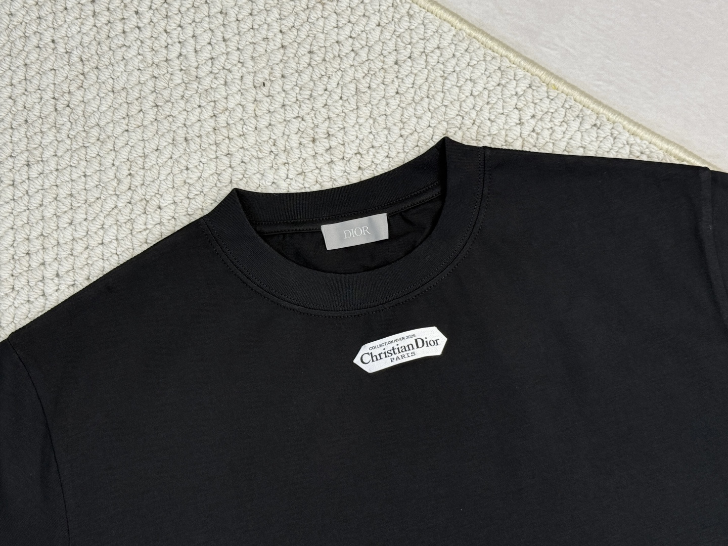 迪奥-产品简介CD / Paris 标志圆领 T 恤面料：24S特纺紧密棉面料；185g罗纹：32S双纱