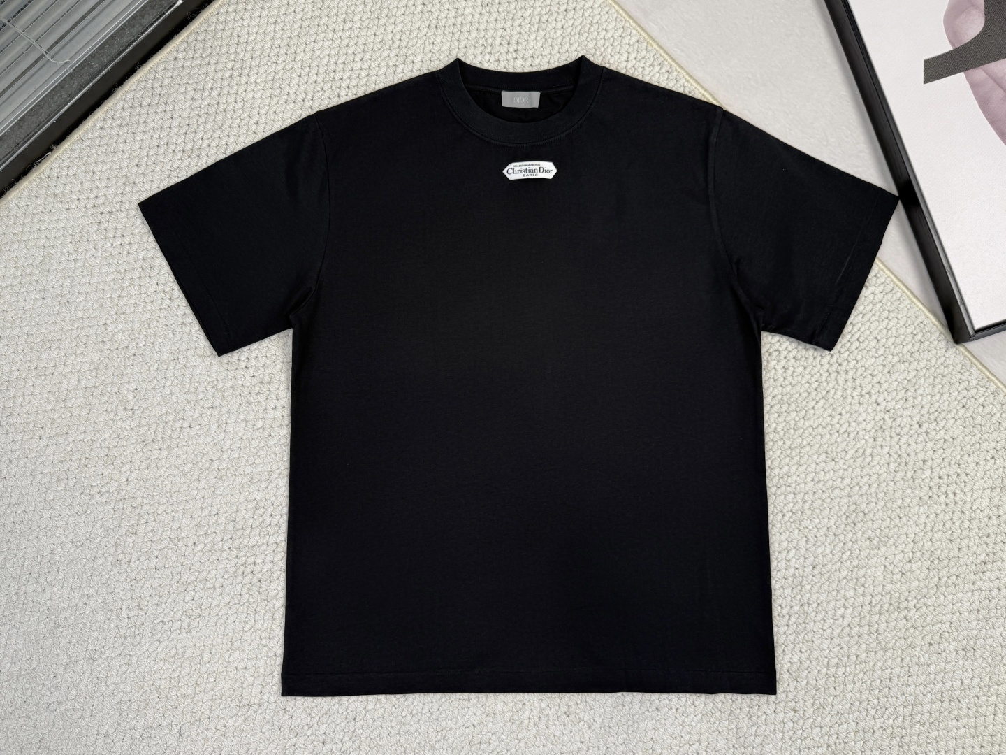 迪奥-产品简介CD / Paris 标志圆领 T 恤面料：24S特纺紧密棉面料；185g罗纹：32S双纱