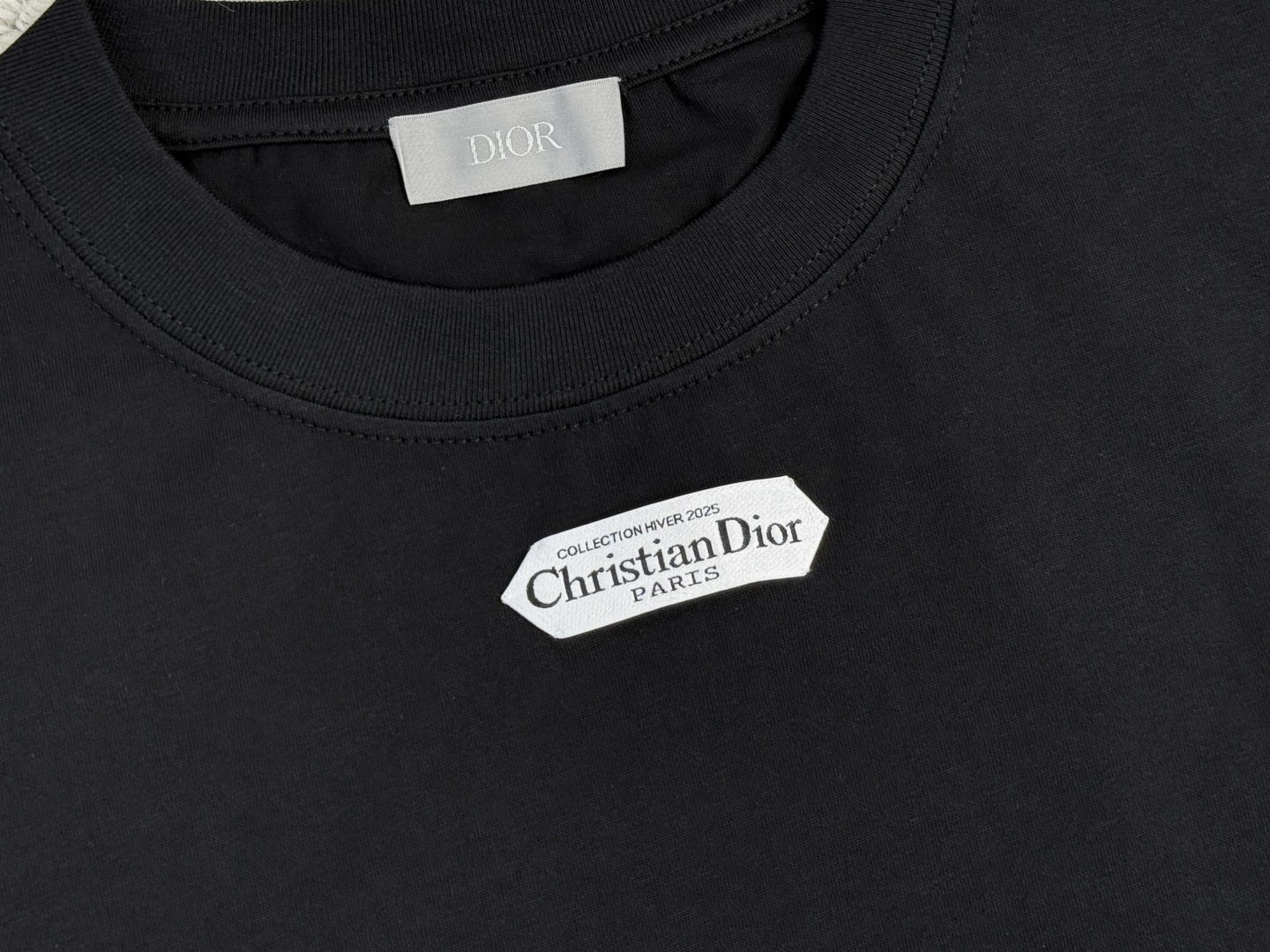 迪奥-产品简介CD / Paris 标志圆领 T 恤面料：24S特纺紧密棉面料；185g罗纹：32S双纱