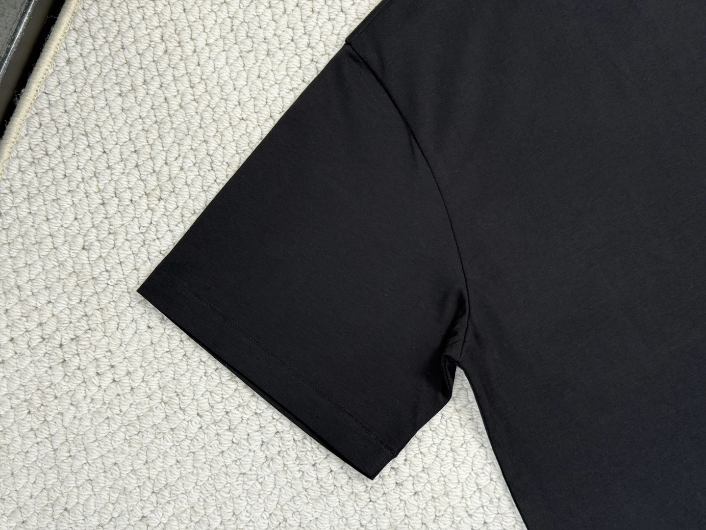 迪奥-产品简介CD / Paris 标志圆领 T 恤面料：24S特纺紧密棉面料；185g罗纹：32S双纱