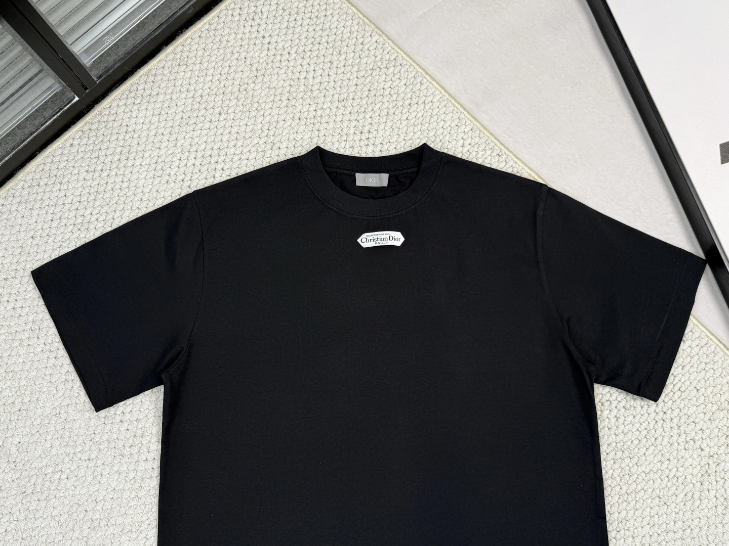 迪奥-产品简介CD / Paris 标志圆领 T 恤面料：24S特纺紧密棉面料；185g罗纹：32S双纱