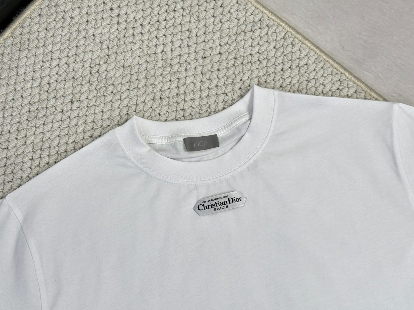 产品简介CD / Paris 标志圆领 T 恤面料：24S特纺紧密棉面料；185g罗纹：32S双纱罗纹；