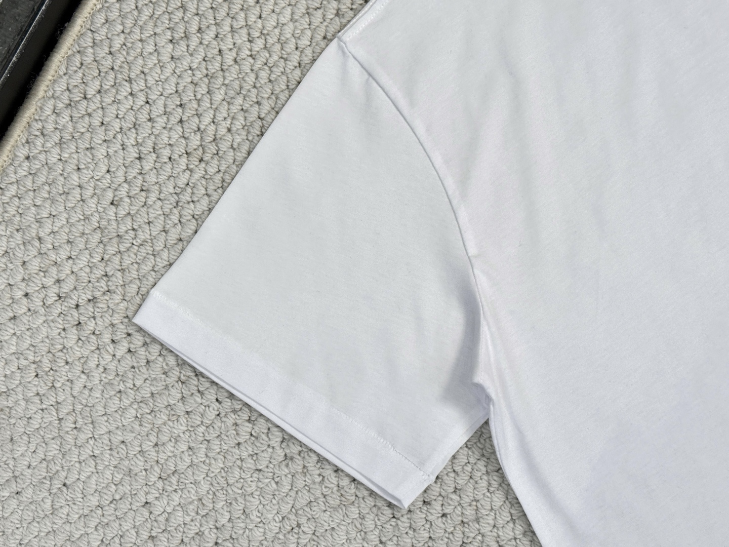 产品简介CD / Paris 标志圆领 T 恤面料：24S特纺紧密棉面料；185g罗纹：32S双纱罗纹；