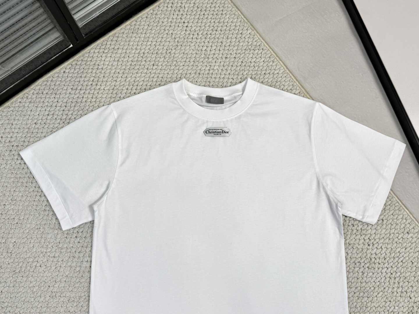 产品简介CD / Paris 标志圆领 T 恤面料：24S特纺紧密棉面料；185g罗纹：32S双纱罗纹；