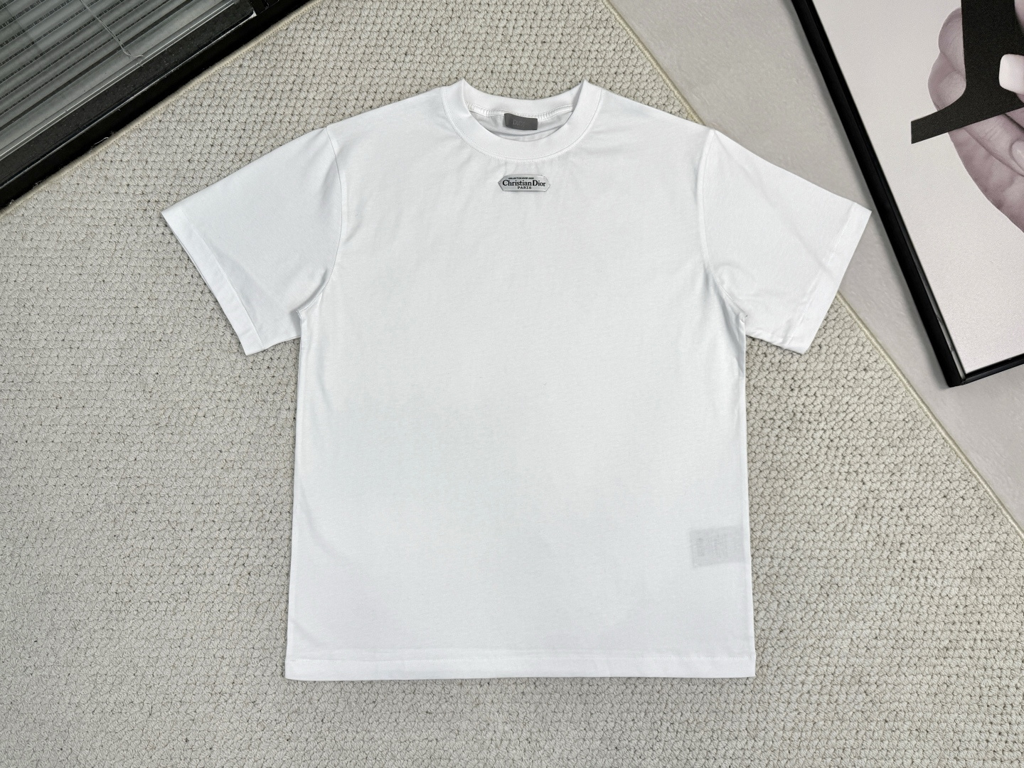 产品简介CD / Paris 标志圆领 T 恤面料：24S特纺紧密棉面料；185g罗纹：32S双纱罗纹；