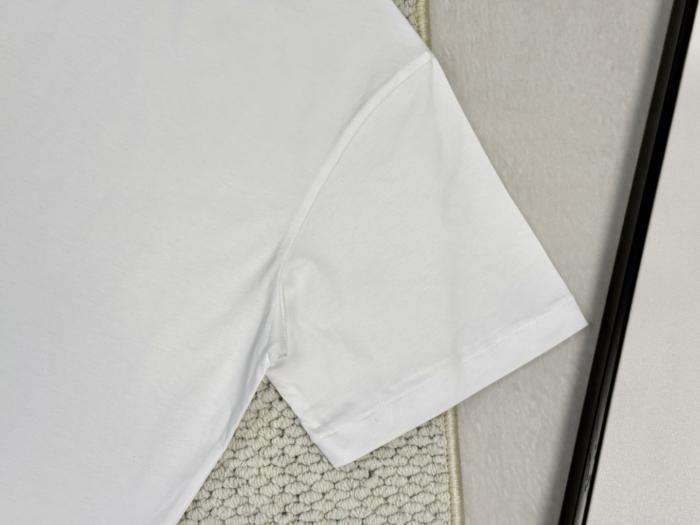 产品简介CD / Paris 标志圆领 T 恤面料：24S特纺紧密棉面料；185g罗纹：32S双纱罗纹；