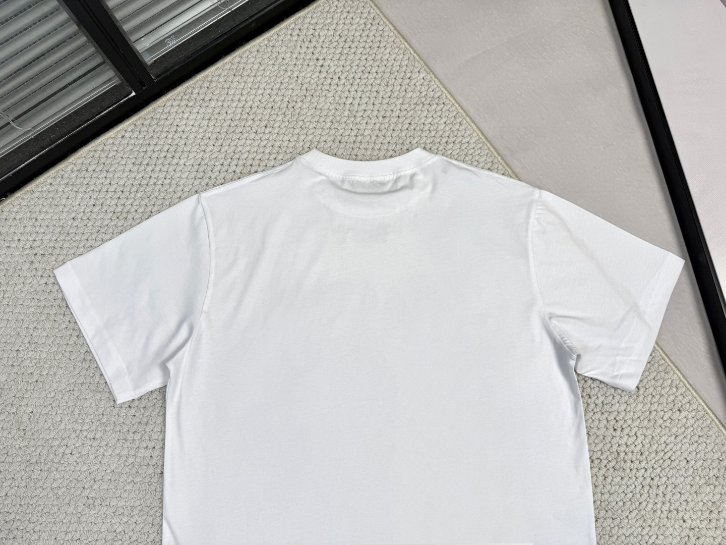 产品简介CD / Paris 标志圆领 T 恤面料：24S特纺紧密棉面料；185g罗纹：32S双纱罗纹；