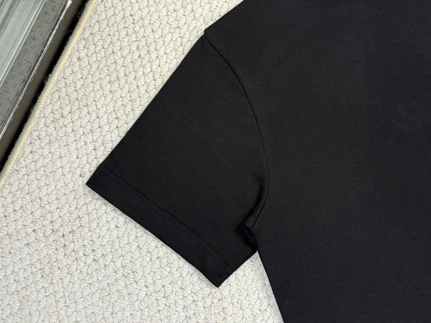 LV-产品简介1V / 珠地装饰细节T恤本款珠地棉T恤以 Damier 提花呈现细腻肌理，再以莹亮串珠于