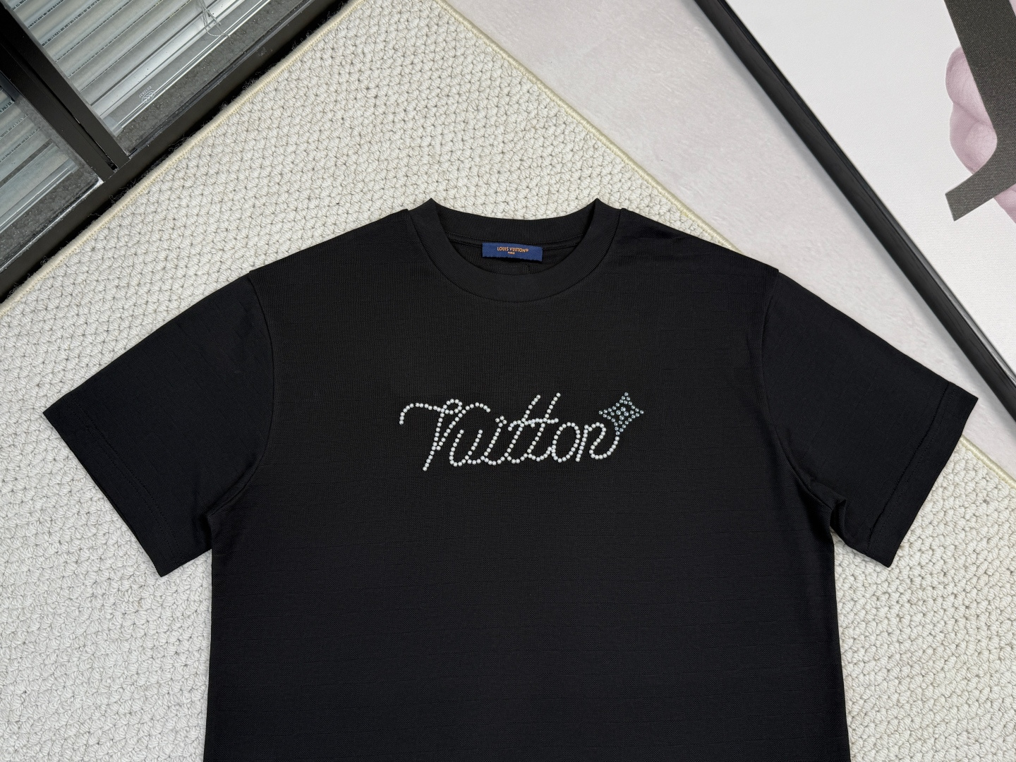 LV-产品简介1V / 珠地装饰细节T恤本款珠地棉T恤以 Damier 提花呈现细腻肌理，再以莹亮串珠于