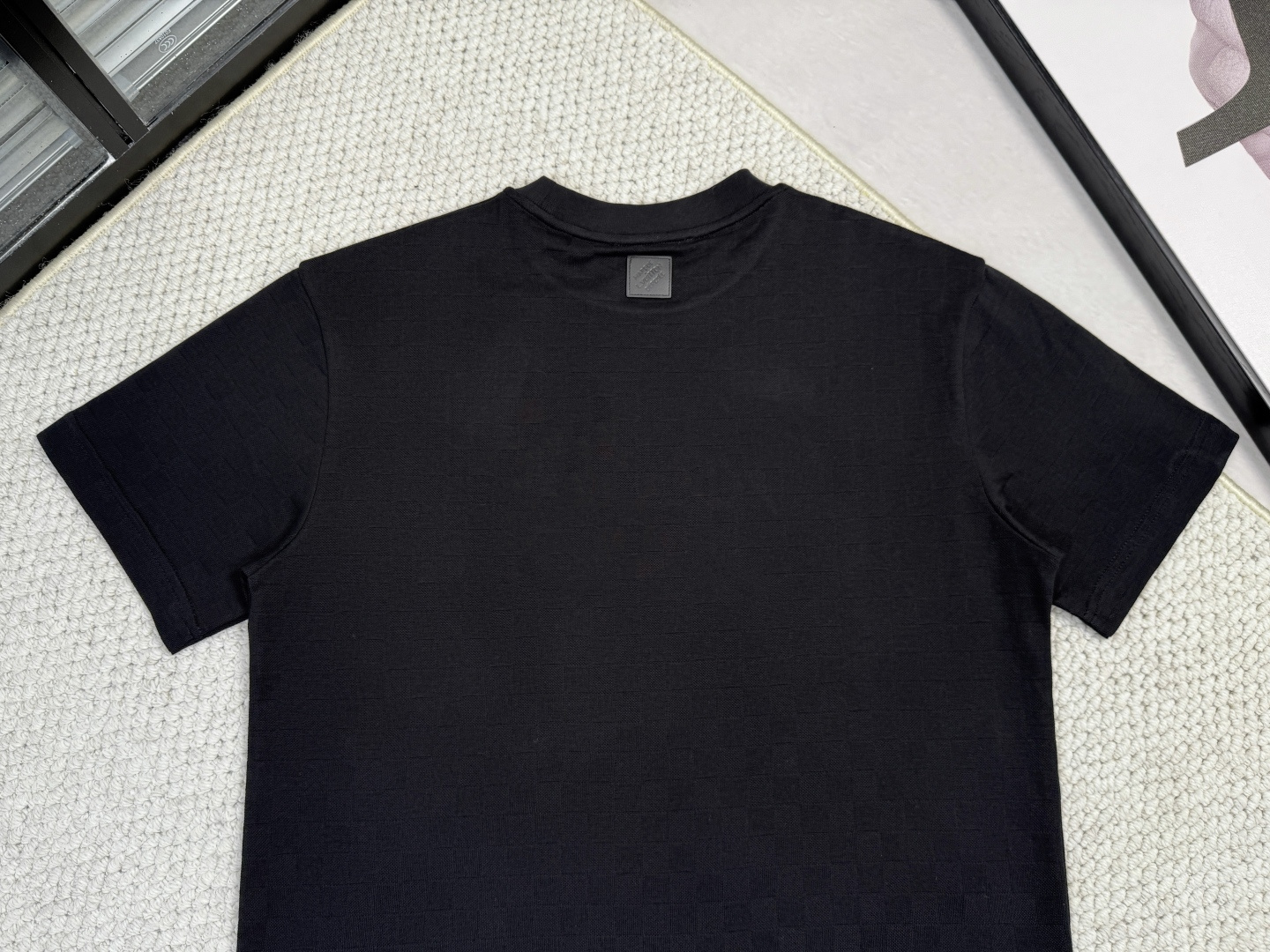 LV-产品简介1V / 珠地装饰细节T恤本款珠地棉T恤以 Damier 提花呈现细腻肌理，再以莹亮串珠于