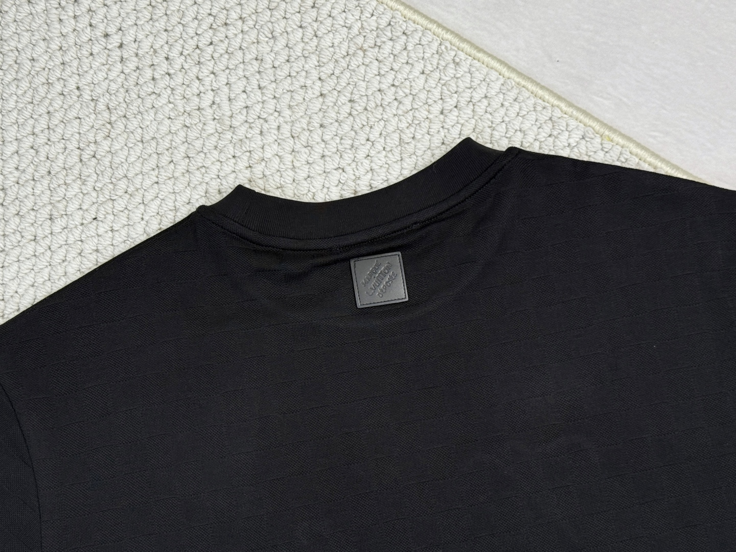 LV-产品简介1V / 珠地装饰细节T恤本款珠地棉T恤以 Damier 提花呈现细腻肌理，再以莹亮串珠于