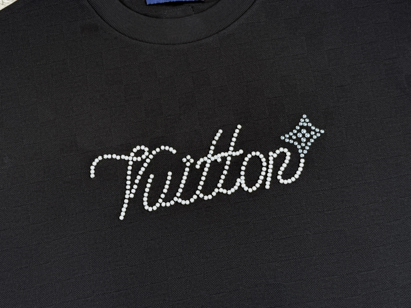 LV-产品简介1V / 珠地装饰细节T恤本款珠地棉T恤以 Damier 提花呈现细腻肌理，再以莹亮串珠于