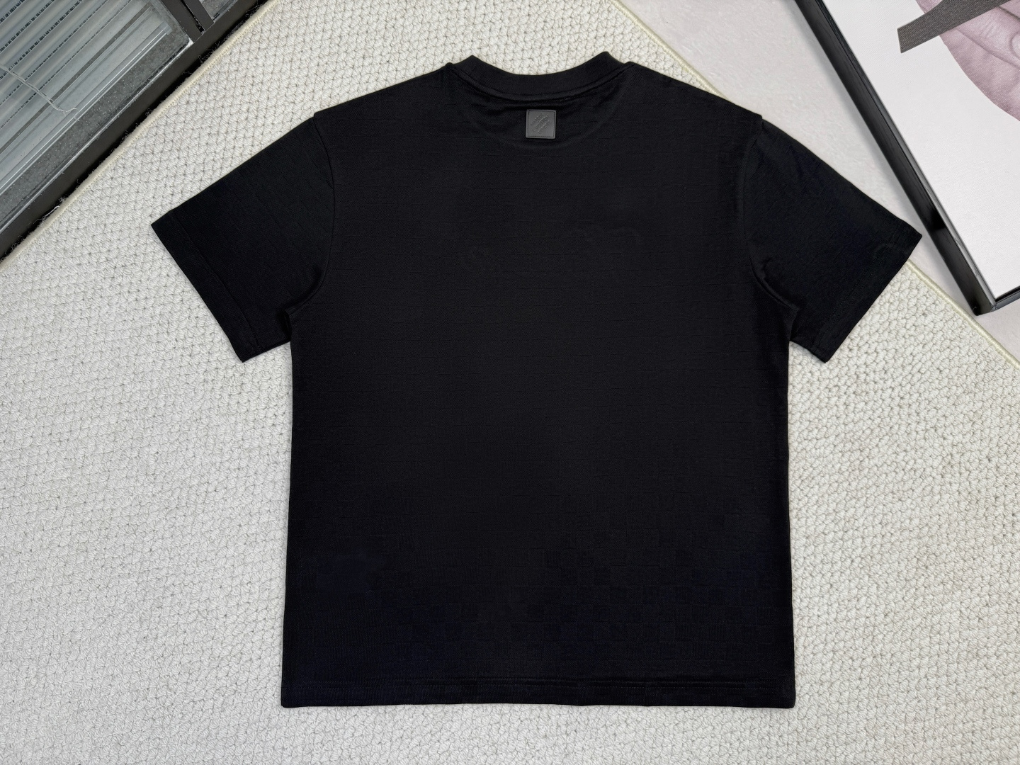 LV-产品简介1V / 珠地装饰细节T恤本款珠地棉T恤以 Damier 提花呈现细腻肌理，再以莹亮串珠于