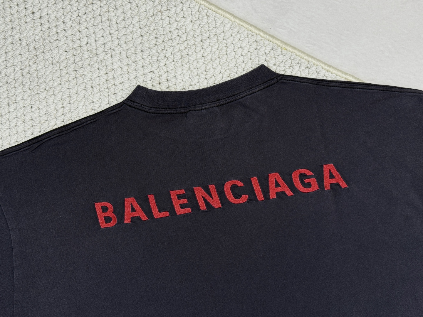 巴黎世家-产品简介巴黎 / BACK中号版型T恤面料：24S双纱特种纺织紧密棉 / 185g罗纹：32S