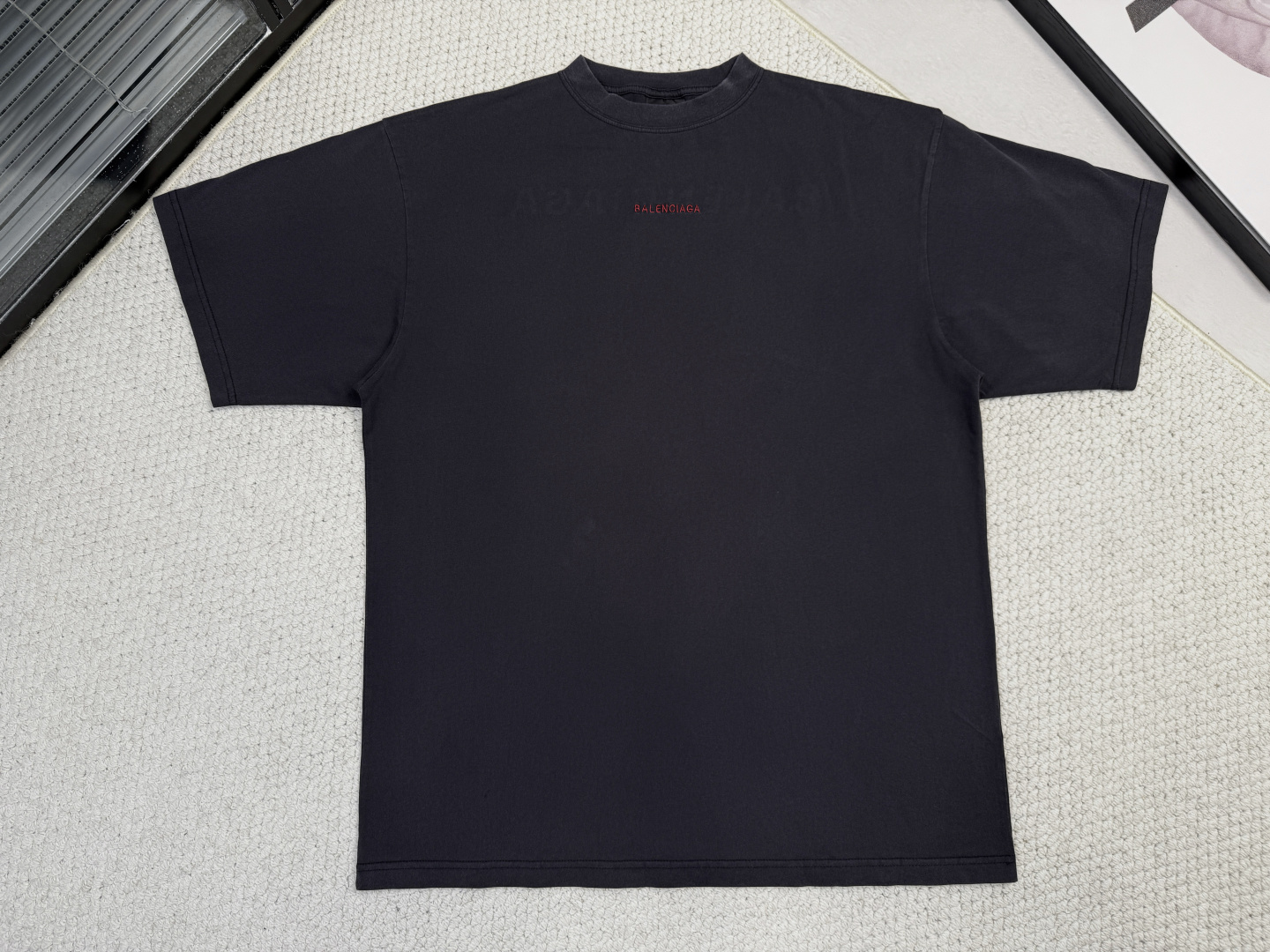 巴黎世家-产品简介巴黎 / BACK中号版型T恤面料：24S双纱特种纺织紧密棉 / 185g罗纹：32S