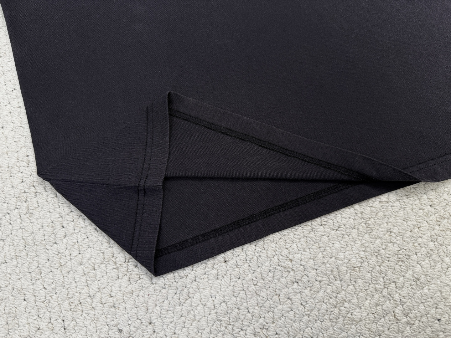 巴黎世家-产品简介巴黎 / BACK中号版型T恤面料：24S双纱特种纺织紧密棉 / 185g罗纹：32S