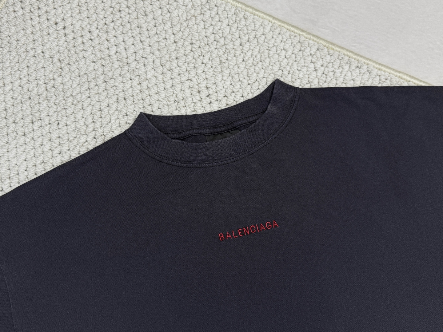 巴黎世家-产品简介巴黎 / BACK中号版型T恤面料：24S双纱特种纺织紧密棉 / 185g罗纹：32S