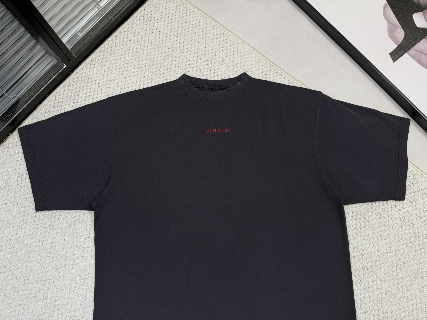 巴黎世家-产品简介巴黎 / BACK中号版型T恤面料：24S双纱特种纺织紧密棉 / 185g罗纹：32S