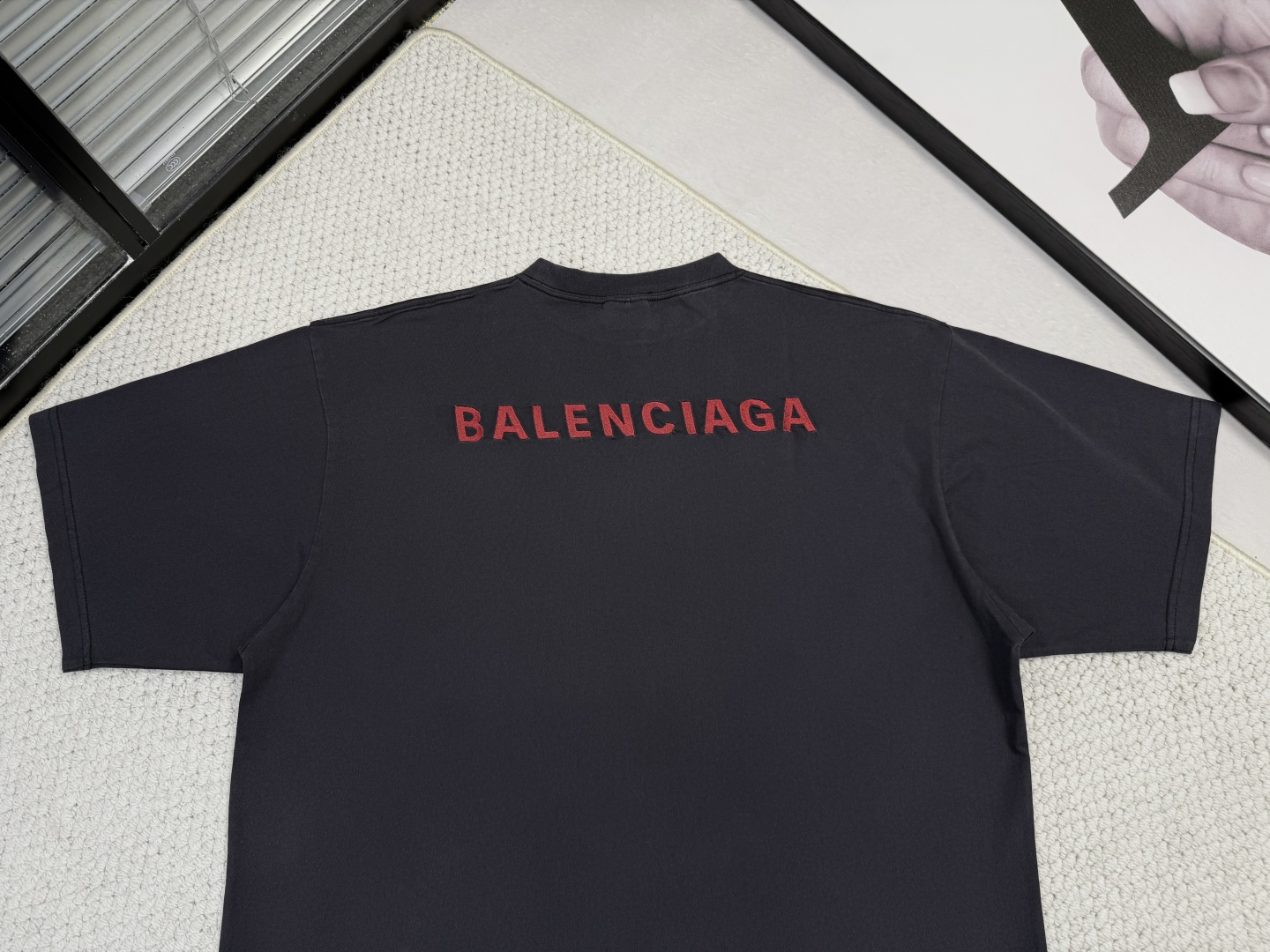 巴黎世家-产品简介巴黎 / BACK中号版型T恤面料：24S双纱特种纺织紧密棉 / 185g罗纹：32S