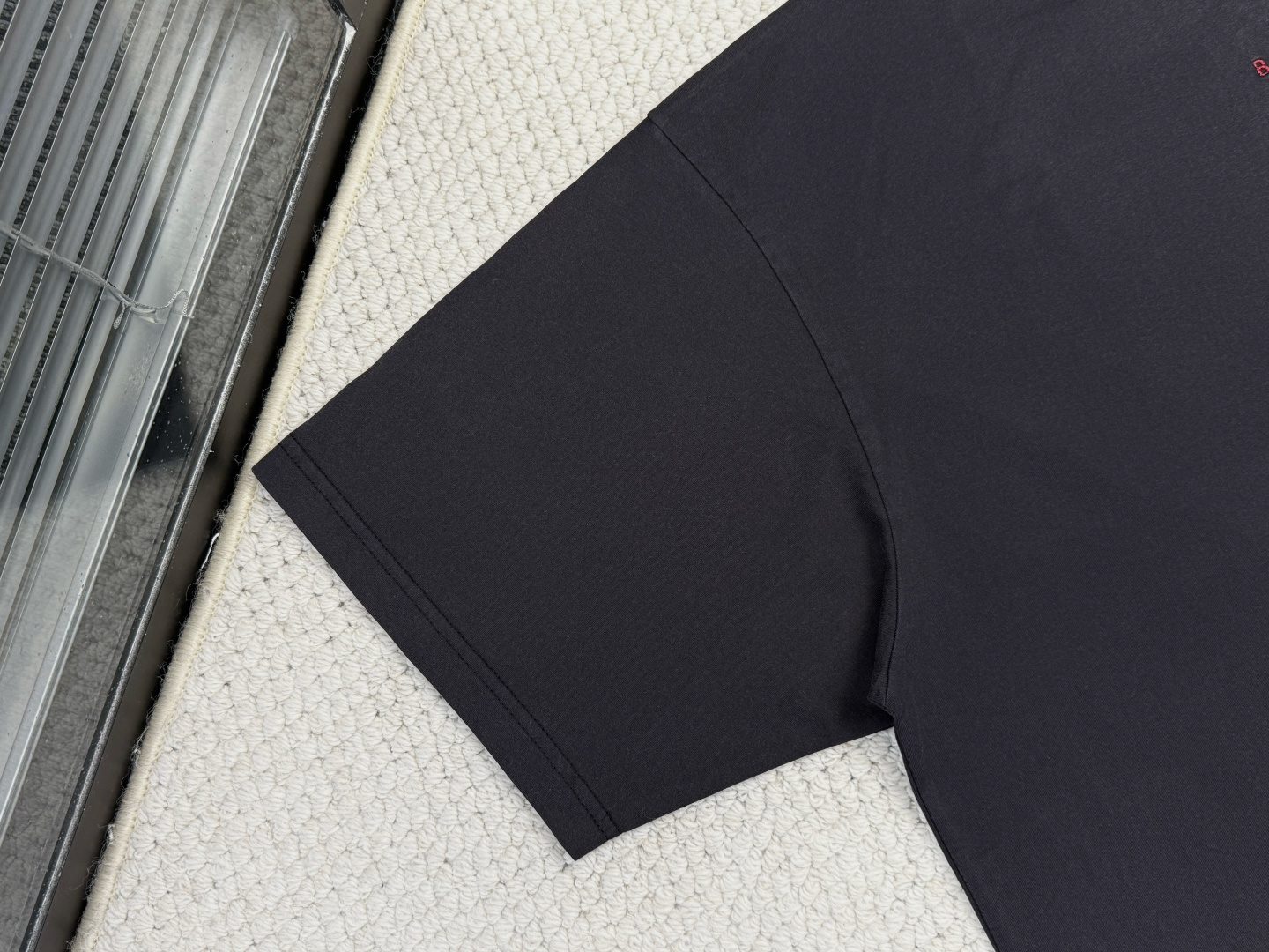 巴黎世家-产品简介巴黎 / BACK中号版型T恤面料：24S双纱特种纺织紧密棉 / 185g罗纹：32S