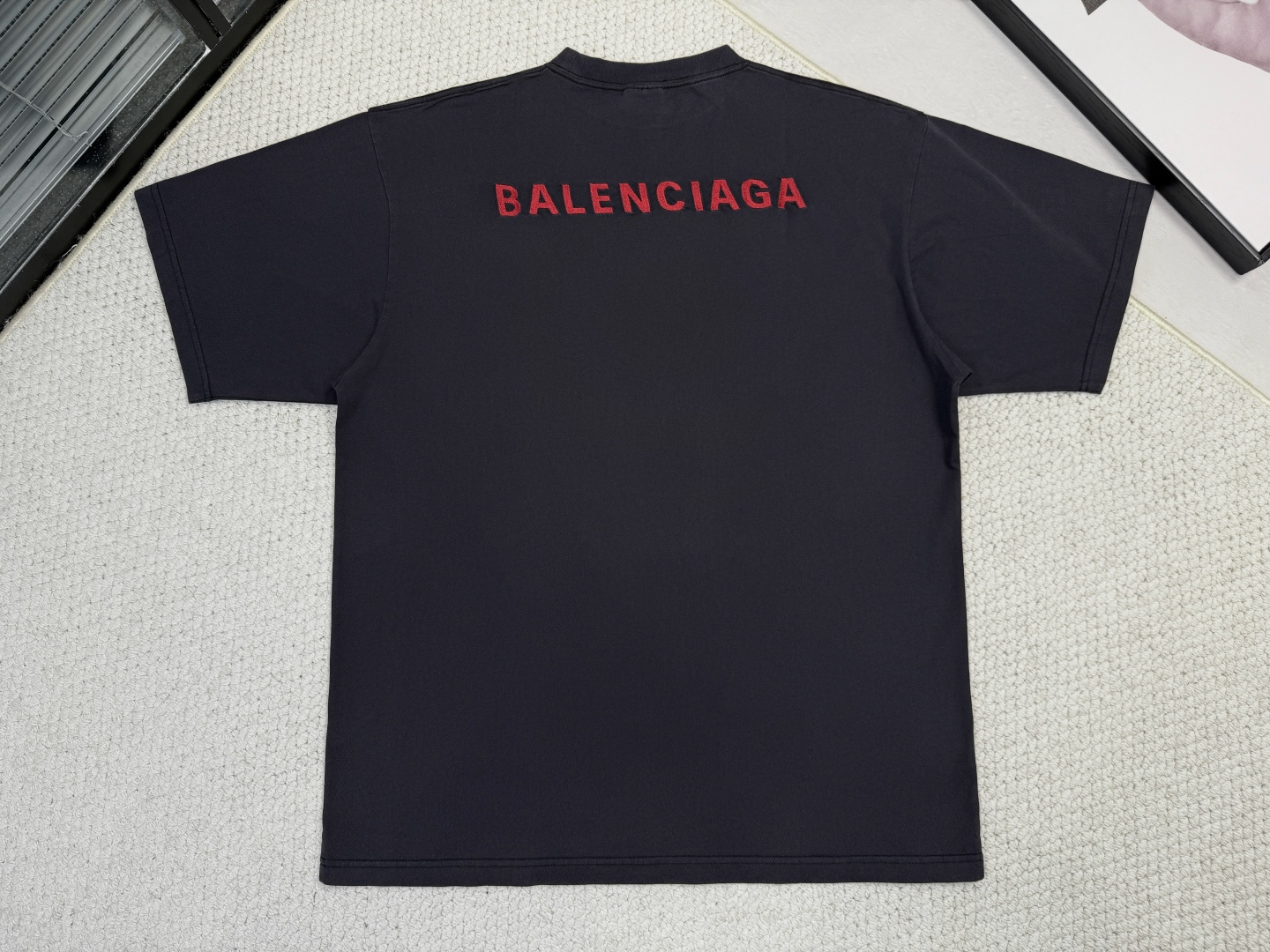 巴黎世家-产品简介巴黎 / BACK中号版型T恤面料：24S双纱特种纺织紧密棉 / 185g罗纹：32S