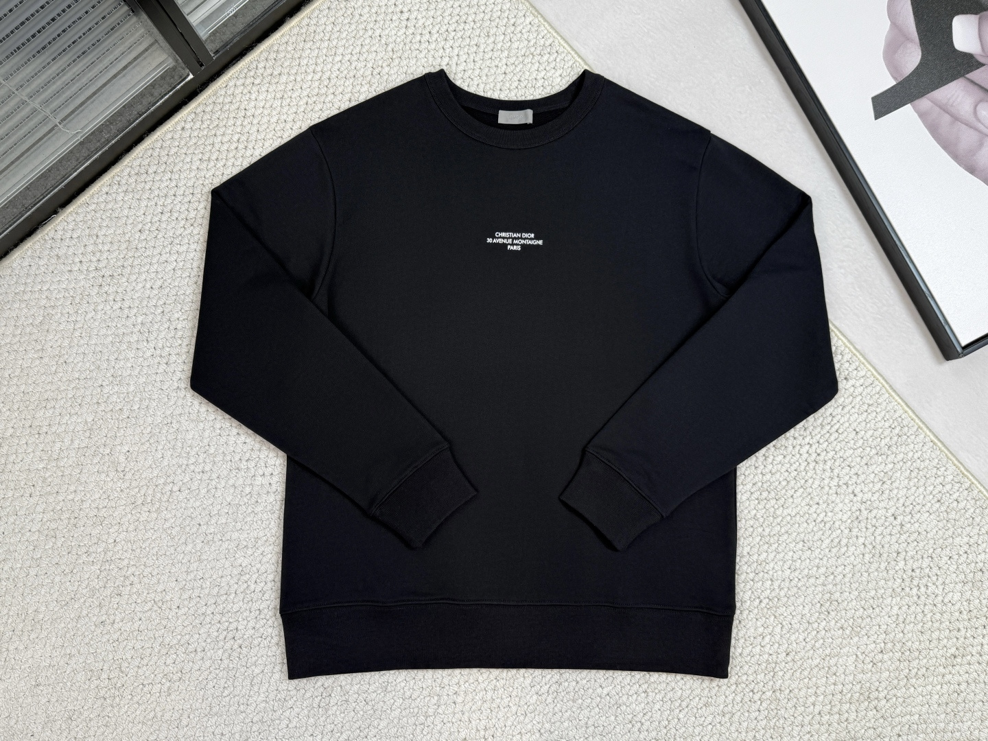 NO:531591,-Dio-CD / Montaigne sweatshirt fabric 26S double yarn, bottom 10S velvet yarn / 380g Ribbed 21S double yarn / 380g This Montaigne sweatshirt is a new product in the 2025 winter men's clothing series, highlighting the Dior heritage. It is carefully crafted with light black cotton velvet fabric, and the chest is decorated with Dior Montaigne print. Casual tailoring can be matched with jeans to create a delicate casual look.  Cotton velvet sweatshirt fabric is a knitted fabric made of all cotton. Through brushing and wooling, it forms a short layer of fluff on the surface of the fabric. The advantages of this fabric are soft texture, good breathability, good moisture absorption, and no static electricity. It also has a certain elasticity, which can maintain the shape of the clothes well. In addition, the cotton velvet ring sweatshirt fabric also has good warmth and can effectively lock the temperature and keep warm.,,dior,dior,hoodie,sweatshirts,jeans,alexander wang19860909-迪奥-CD / Montaigne 卫衣 面料26S双纱、底10S绒纱/ 380g 罗纹21S双纱 / 380g 这款Montaigne 卫衣是二零二五冬季男装系列新品,彰显Dior 传承.采用轻盈的黑色棉质起绒面料精心制作,胸前饰以Dior Montaigne 印花.休闲剪裁,可与牛仔裤搭配,打造精致的休闲造型. 棉质起绒卫衣面料是一种由全棉制成的针织面料,通过拉绒、起毛等工艺使面料表面形成一层短短的绒毛.这种面料的优点在于质地柔软、透气性好、吸湿性好、不起静电,同时还具有一定的弹性,可以很好地保持衣物的形状.此外,棉质起绒毛圈卫衣面料还具有很好的保暖性能,可以有效地锁住温度,保持温暖.,,dior,dior,hoodie,sweatshirts,jeans,alexander wang,Men's clothing
