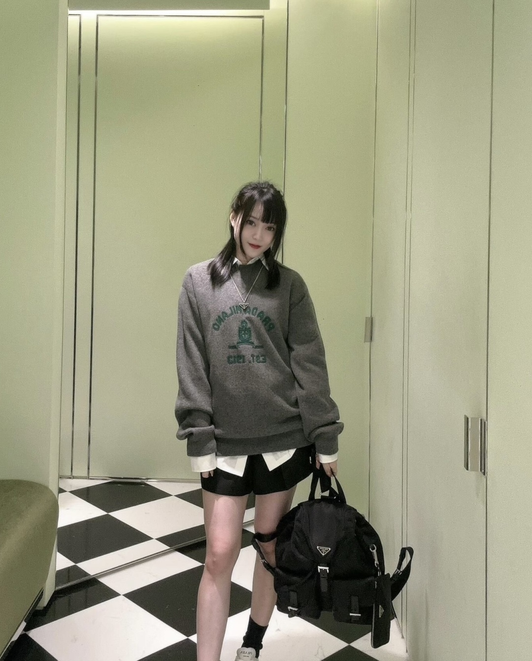 NO:523829,PRD music logo embroidered knitted sweater blended with specific floral gray wool, a sweater body with delicate texture, light, soft and drape. The neckline 'V-shaped design line' effectively modify the neck and face lines and extends the visual effect. Chain towel embroidery, the pattern is vivid and three-dimensional, soft and fluffy on the cloth, and it is very recognizable. Dark gray color Size XS-L,,sweaters,alexander wang19860909PRD音乐徽标刺绣针织毛衣 混纺特定花灰毛料,质地细腻、轻薄柔软且垂坠感佳的毛衣本体. 领口“V字设计走线”有效修饰颈部与脸型线条,延伸视觉效果. 锁链式毛巾刺绣,图案跃然布上立体感极强,触感柔软蓬松,极具辨识度. 颜色深灰色 尺码XS-L,,sweaters,alexander wang,Men's clothing