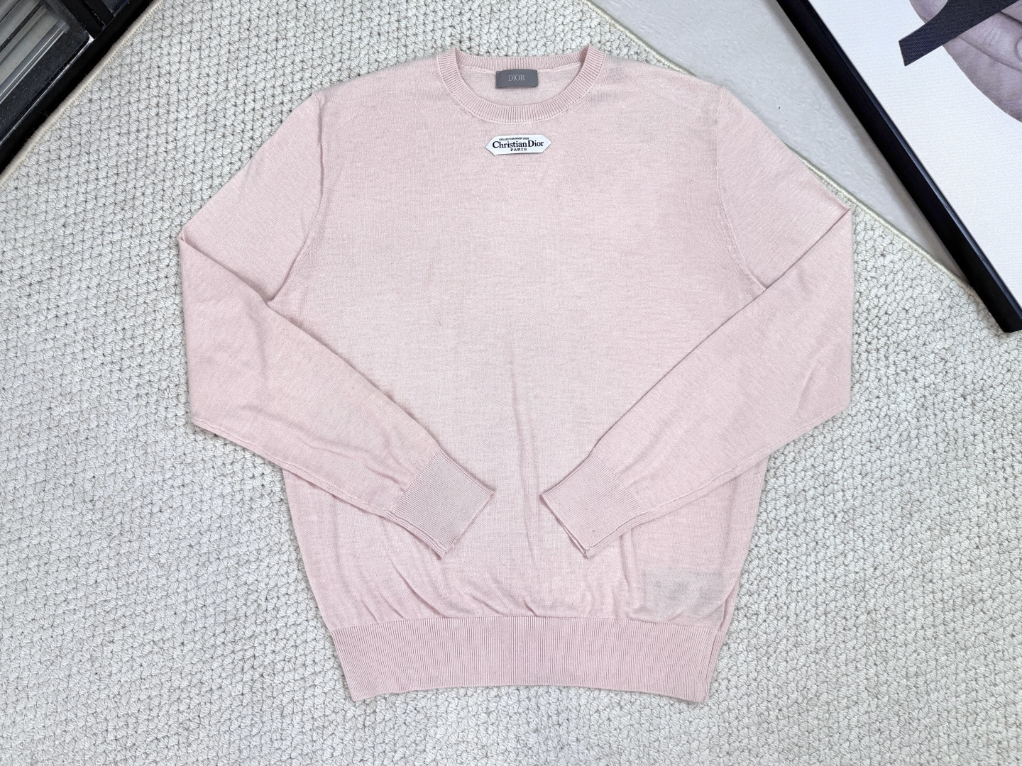 NO:531608,, Dior - Product Introduction CD / Wrinkled round neck shirt Black, beige, light pink This sweater is decorated with logo labels, paying tribute to the high-order spirit and the extraordinary exquisite craftsmanship of the workshop. It is carefully crafted with blended wool jersey fabrics, with a unique texture. It can be worn with jeans and tailored trousers to create an elegant and classic look. Jersey creates a delicate, soft and skin-friendly, crisp and elastic fabric, taking into account warmth and breathability, and the wool color highlights the texture. Based on simple tailoring, the fit and durability are enhanced through the precision treatment of the ribbed round neck, cuffs and hem, and maintains the long-lasting and neat style.  The brand label embellishment on the chest is woven using double-sided jacquard technology as the brand’s iconic details; the black thread is embedded in the white base, or miniature letters are formed through yarn density. The edges of the label are laser cut, without defects such as yarn leakage.,,dior,jeans,alexander wang19860909、迪奥-产品简介 CD / 平纹毛织圆领衫 颜色黑色、米白、浅粉 这款针织衫饰以标志标签,致敬的高订精神和工坊非凡的精湛工艺.采用混纺绵羊毛平纹针织面料精心制作,精致柔软的质感别具特色.可搭配牛仔裤和精裁长裤穿着,打造高雅经典的造型. 以平纹针织打造出质感细腻、柔软亲肤且挺括有弹性的面料,兼顾保暖与透气性,毛料色泽凸显质感.简约剪裁为基础,通过罗纹圆领、袖口和下摆的精工处理,增强贴合度与耐久性,保持版型持久利落. 胸前的品牌标签点缀,作为品牌标志性细节采用双面提花技术织造而成；黑色线嵌入白色基地,或通过纱线密度形成微缩字母.标签边缘通过激光切割处理,无走纱漏纱等瑕疵.,,dior,jeans,alexander wang,Men's clothing