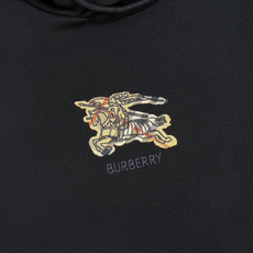 产品简介巴宝莉 / 马术骑士徽标格纹棉质连帽衫面料:26S双纱、底10S绒纱/ 570G罗纹:21S双纱 产品简介巴宝莉 / 马术骑士徽标格纹棉质连帽衫面料:26S双纱、底10S绒纱/ 570G罗纹:21S双纱
