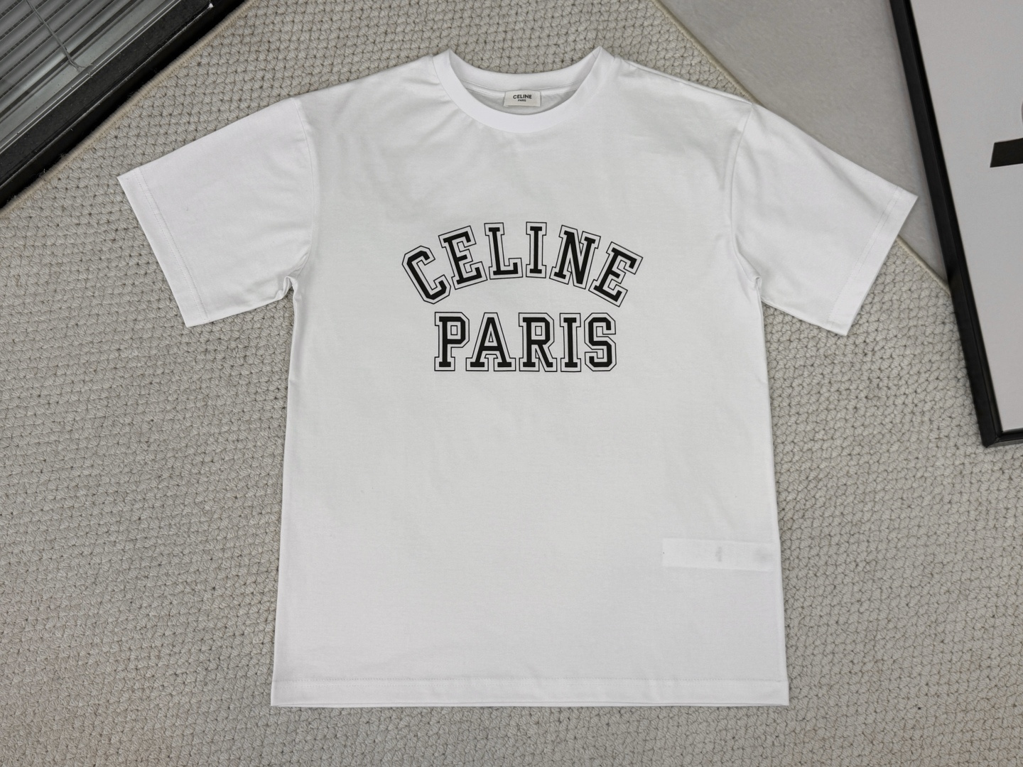 NO:540137,Product Introduction Celine-Serine-Jersey T-shirt Fabric 50S Double-strand plain wrinkle/165g Thread 32S 1×1 tie-strand/300g 50S Double-strand mercerated cotton fabric is made of fine yarn selection, unique mercerated treatment, advanced weaving technology, and environmentally friendly dyeing and finishing technology. Double-strand mercerated cotton fabric has excellent moisture absorption and breathability, and its good elasticity and wrinkle resistance make the fabric not easily deformed during wear and washing, and is easy to handle.  High-density printing technology ensures the clarity and detail performance of the pattern; after printing is completed, the textile is cured to make the environmentally friendly gouache slurry better adhere to the textile and improve the washing resistance of the pattern. The high-density environmentally friendly gouache slurry printing process produces a technological innovation that is both beautiful and environmentally friendly.,,celine,tees,t-shirt,alexander wang19860909产品简介 Celine-瑟琳-平纹针织T恤 面料50S双股平纹/165g 螺纹32S 1×1拉架/300g 50S双股丝光棉面料通过精细的纱线选择、独特的丝光处理、先进的织造技术、环保的染色与整理工艺.双股丝光棉面料具有优良的吸湿性和透气性,其良好的弹性和抗皱性使得面料在穿着和洗涤过程中不易变形,易于打 理. 高密度印刷技术确保了图案的清晰度和细节表现；印刷完成后,对纺织品进行固化处理,以使环保水粉浆更好地附着在纺织品上,并提高图案的耐洗性.高密度环保水粉浆印花工艺,制作出一种既美观又环保的技术创新.,,celine,tees，t-shirt,alexander wang,Men's clothing