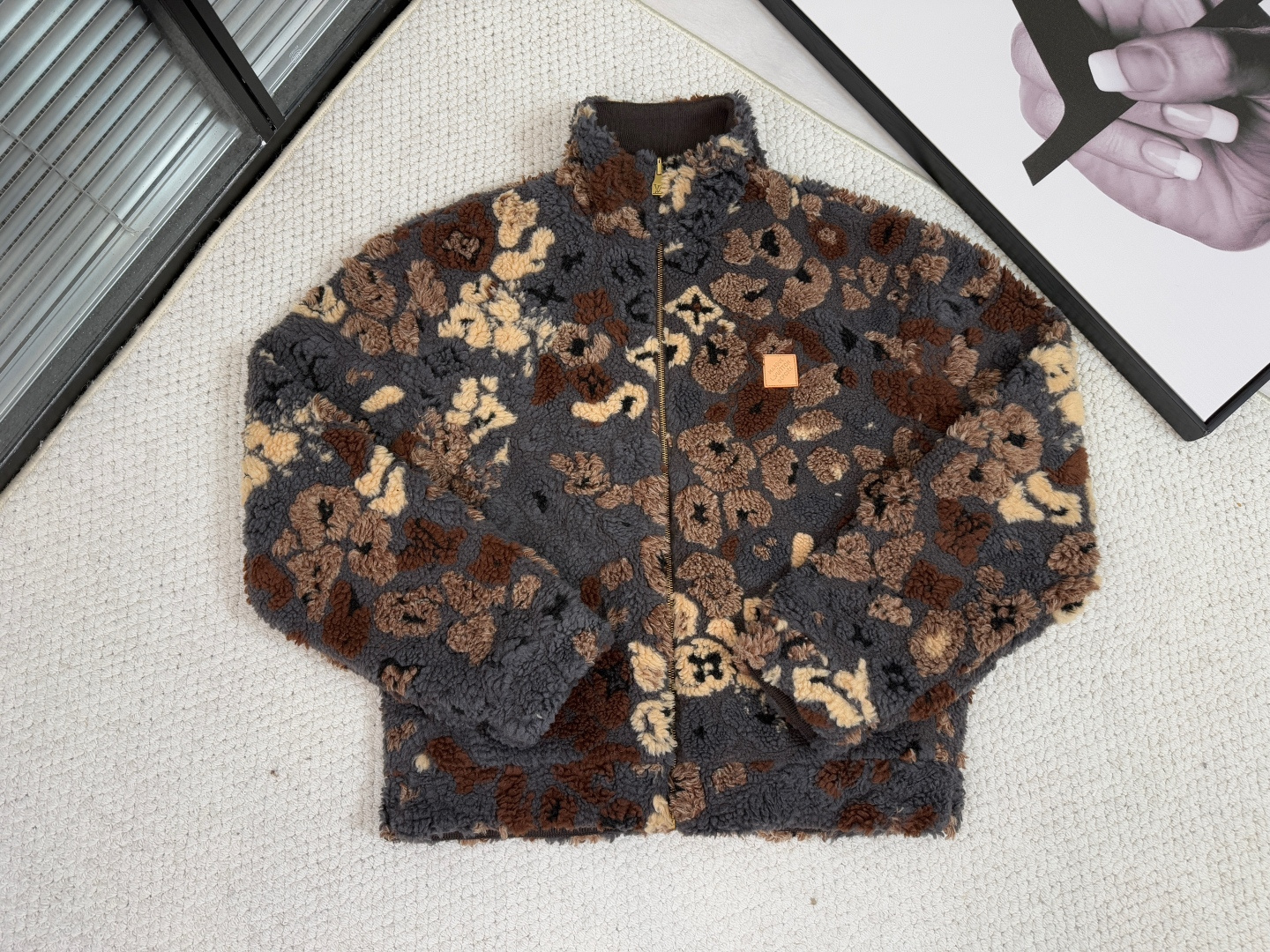 NO:540131,Lv Louis Vuitton - Product Introduction 1V / Suede Double-Sided Girdle Jacket This waist jacket uses 3D suede to present the design element pattern, and incorporates Monogram elements in between. Flip it into a plain pilot jacket. PN patches commemorate creative cooperation, with VVN leather patches on both sides. This product is a turtleneck double-sided jacket that subverts traditional design. The core of the craft revolves around double-sidedness, material collision and symbolic decoration to achieve the practical aesthetic of wearing multiple clothes. The double-sided structure is the biggest highlight. The jacket adopts 3D suede technology on one side. Through precise shearing or engraving technology, three-dimensional Leo and Monogram patterns are presented on the soft base cloth, with a rich touch and a deep visual layer; the other side turns into a plain bomber jacket.  Use smooth functional fabrics to form the ultimate contrast between texture and style. The composite process of the double-layer fabric ensures clarity and warmth. The high-neck design strengthens the protection function, and the waist tailoring neatly modify the body. The detailed craftsmanship PN joint patches indicate the cooperation theme, while the VVN calf leather patches are embellished on both sides with precise die-cutting and edge sewing techniques, and the imprinted logo details are low-key and luxurious. The overall visual tension is strengthened by the contrast of material. Overall, this product uses innovative double-sided weaving, three-dimensional suede carving and precision leather details to deeply integrate practical functions with brand symbols, becoming a benchmark for both artistic and wearable flexibility., louis vuitton, louis vuitton, jackets & coats, jackets & coats, cowhide, alexander wang19860909Lv 路易威登-产品简介 1V ／ 绒面双面束腰夹克 本款束腰夹克一面采用3D绒面呈现设计元素图案,其间融入Monogram 元素,翻转即可化身素净飞行员夹克.PN 贴饰纪念创意合作,两面均点缀VVN 皮革贴饰 本品是一款颠覆传统设计的高领双面外套,其工艺核心围绕双面性、材质碰撞与符号化装饰展开,实现一衣多穿的实用美学. 双面结构是最大亮点,外套一面采用3D绒面工艺,通过精准的剪绒或雕刻技术,在柔软底布上呈现立体的Leo与Monogram图案,触感丰盈且视觉层次深邃；另一面则化为素色飞行员夹克, 选用光滑功能性面料,形成质感与风格的极致对比.双层面料复合工艺确保挺括度与保暖性,高领设计强化防护功能,束腰剪裁则利落修饰身形. 细节工艺PN联名贴饰点明的合作主题,而VVN小牛皮贴饰以精准模切与边缘缝固工艺点缀于双面,压印标识细节低调奢华.通过材质对比光面皮革强化整体视觉张力. 整体而言,本品以创新双面织造、立体绒面雕花与精工皮革细节,将实用机能与品牌符号深度融合,成为兼具艺术性与穿戴灵活性的标杆之作,,louis vuitton,louis vuitton,jackets & coats,jackets & coats,cowhide,alexander wang,Men's clothing