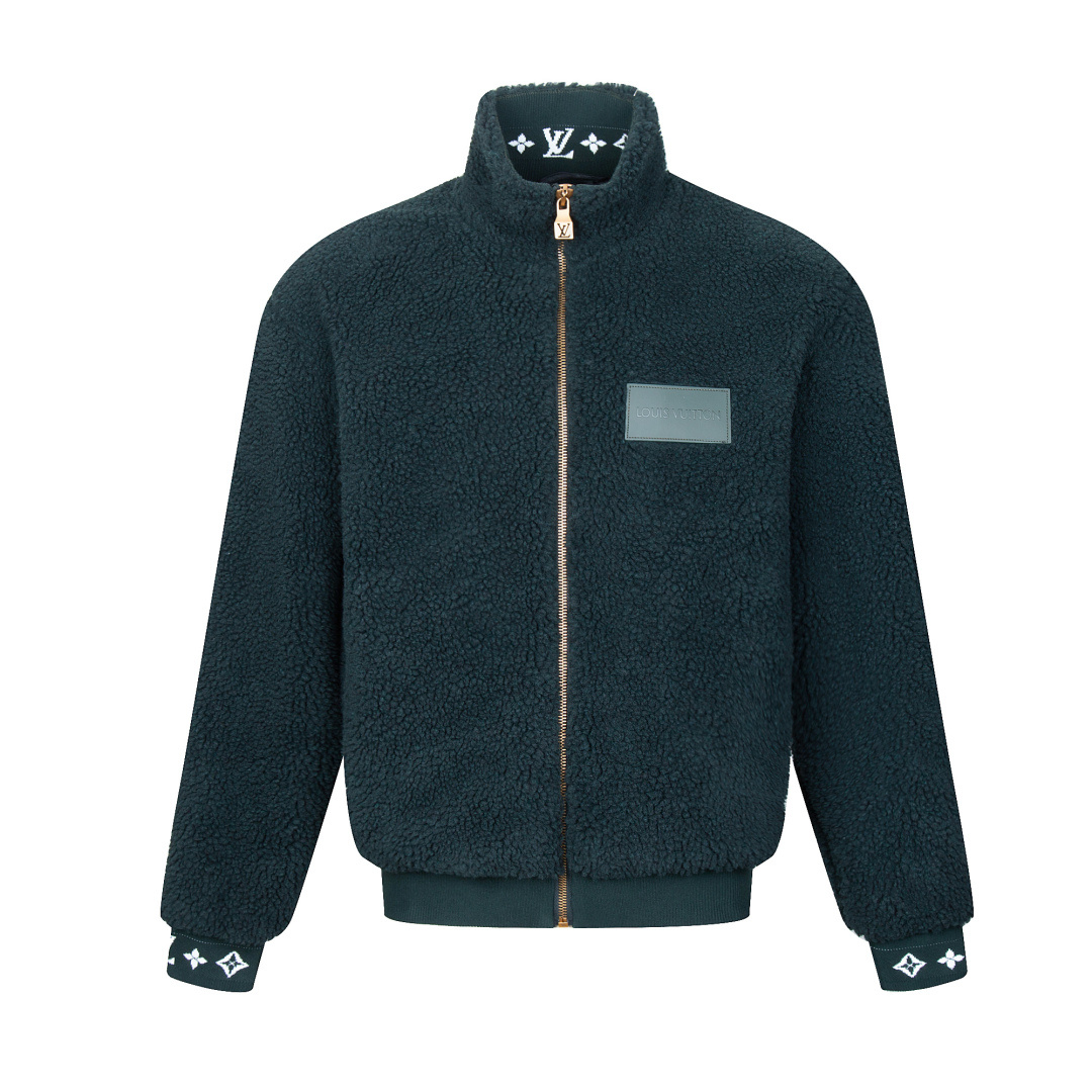 【白底图】LV/路易威登 DAMIER 绒面束腰夹克(最高版本) 【现货】XS S M L 本款绒面束腰夹克取材绵羊毛混纺,于 2025秋冬秀场的 DamielBuffalo 格纹融入 Monogram 花卉,可为夏夜造型注入潮流笔触. 泰迪面料通过结合聚酯纤维的耐用性、改性聚丙烯腈纤维的柔软性和保暖性,以及绵羊毛的天然舒适感,创造出了一种实用性较高织物. 棋盘格子对色染毛格子提花编织,织片后再拉毛、梳毛、剪毛等多种复杂工艺加工处理,做到蓬松密集、而又不易掉毛起球,纤维强度高、手感爽滑;材料回弹质感极佳. 高级定染针织面料,粘胶纤维吸湿性能高,较易于染色,具有较好的舒适性.铜氨纤维耐磨性和耐疲劳性比粘胶纤维好,吸水量也比粘胶高,手感柔软、光泽柔和有真丝感.