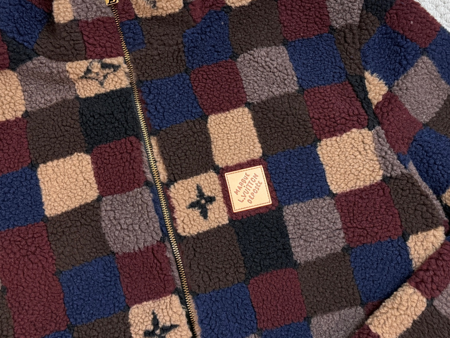 Lv/产品简介DAMIER 绒面束腰夹克这款保暖绒面拉链束腰夹克兼具季节性的舒适感与标识的精致格调。Da