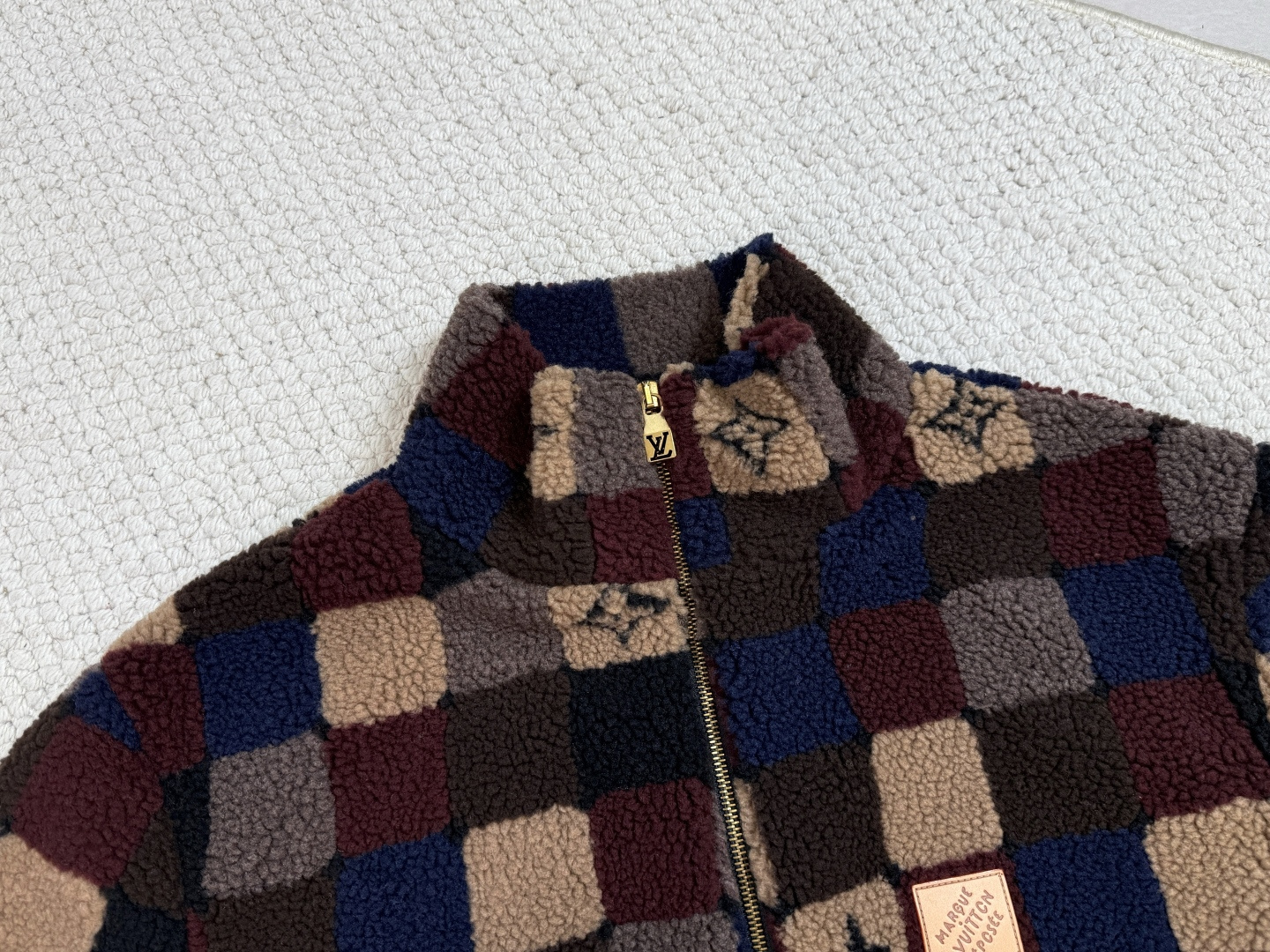 Lv/产品简介DAMIER 绒面束腰夹克这款保暖绒面拉链束腰夹克兼具季节性的舒适感与标识的精致格调。Da