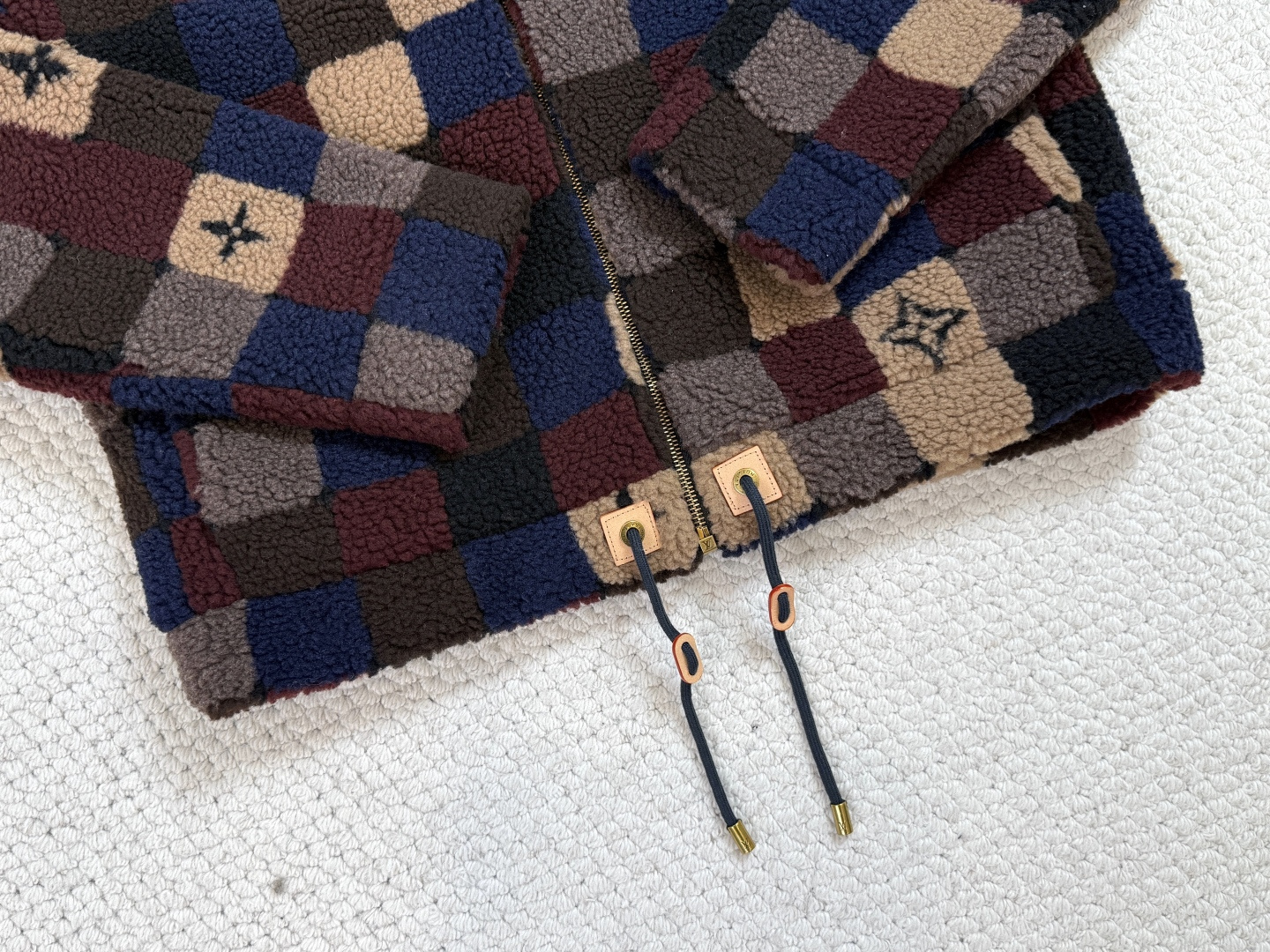 Lv/产品简介DAMIER 绒面束腰夹克这款保暖绒面拉链束腰夹克兼具季节性的舒适感与标识的精致格调。Da