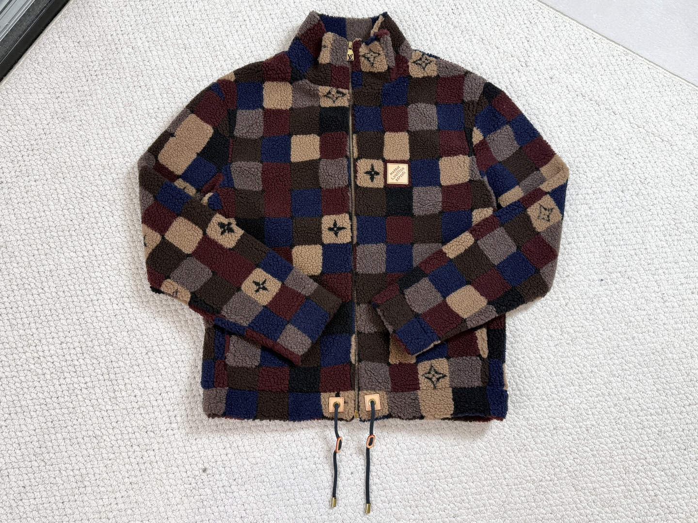 Lv/产品简介DAMIER 绒面束腰夹克这款保暖绒面拉链束腰夹克兼具季节性的舒适感与标识的精致格调。Da