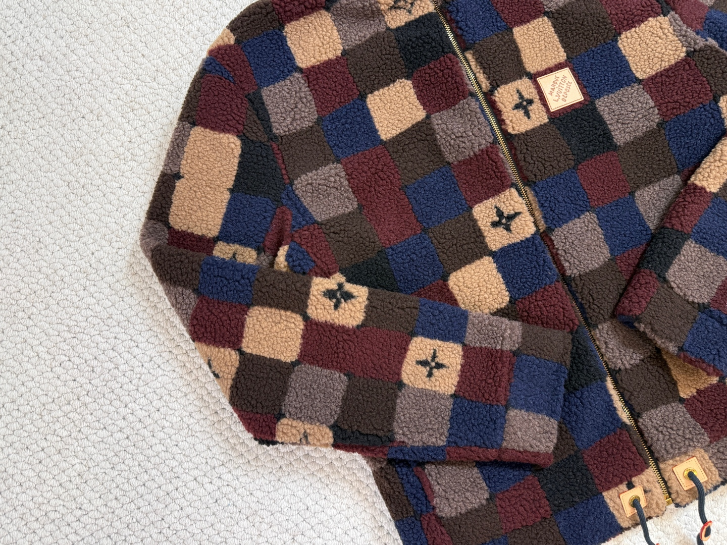 Lv/产品简介DAMIER 绒面束腰夹克这款保暖绒面拉链束腰夹克兼具季节性的舒适感与标识的精致格调。Da