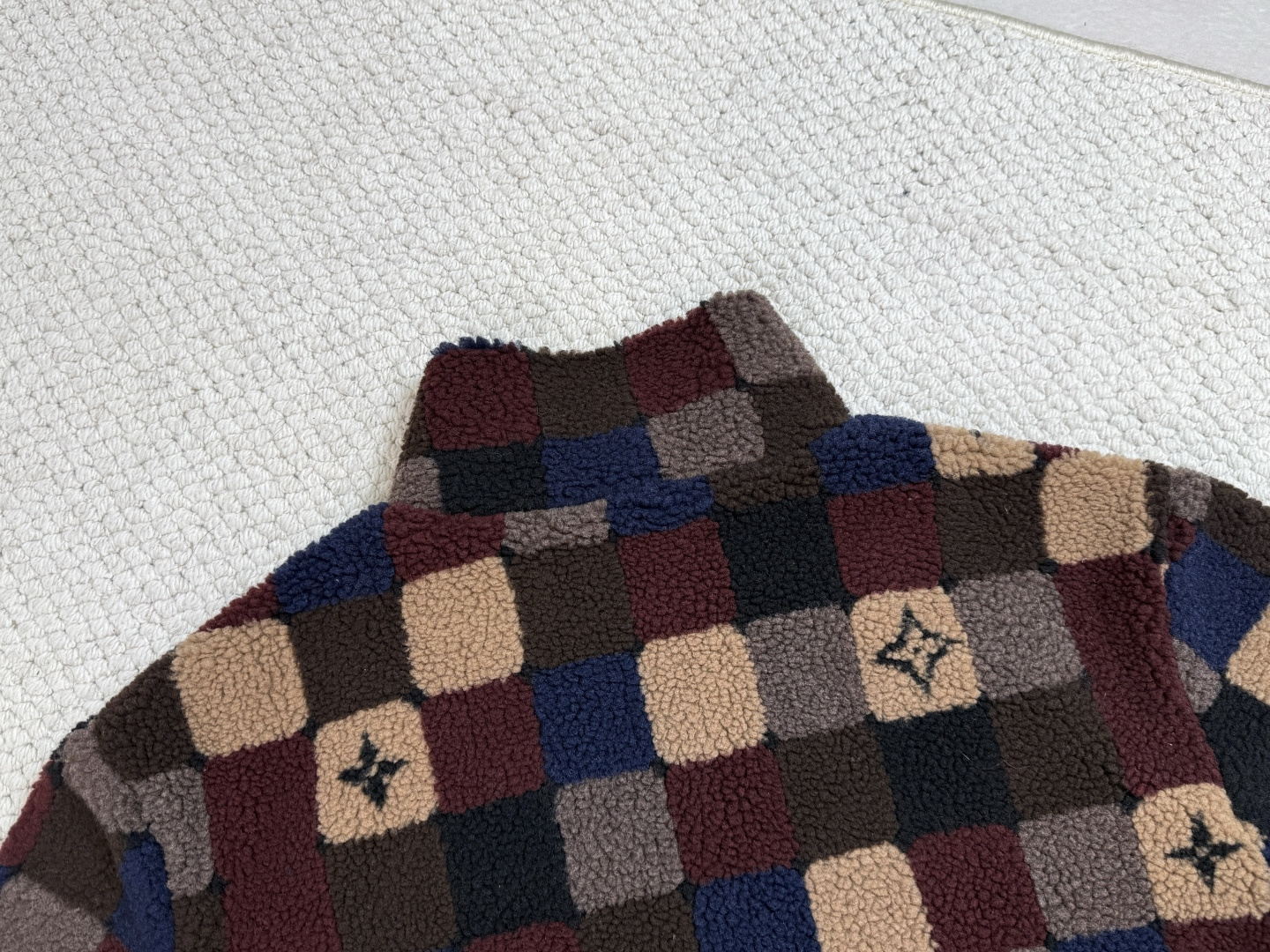 Lv/产品简介DAMIER 绒面束腰夹克这款保暖绒面拉链束腰夹克兼具季节性的舒适感与标识的精致格调。Da