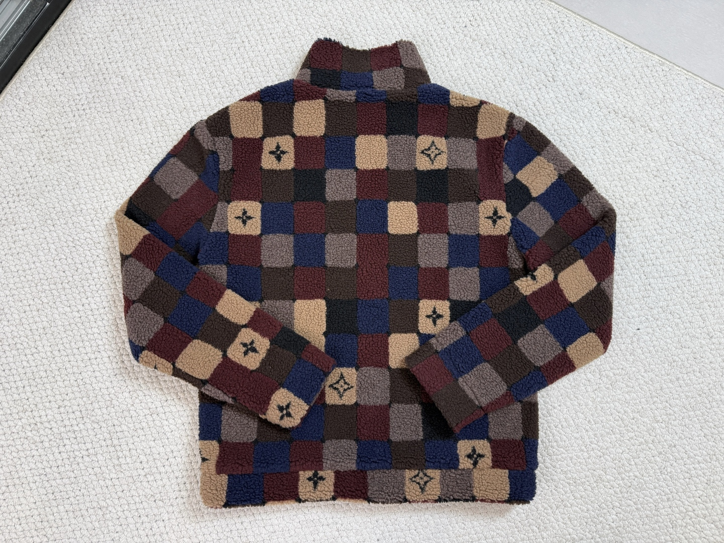 Lv/产品简介DAMIER 绒面束腰夹克这款保暖绒面拉链束腰夹克兼具季节性的舒适感与标识的精致格调。Da