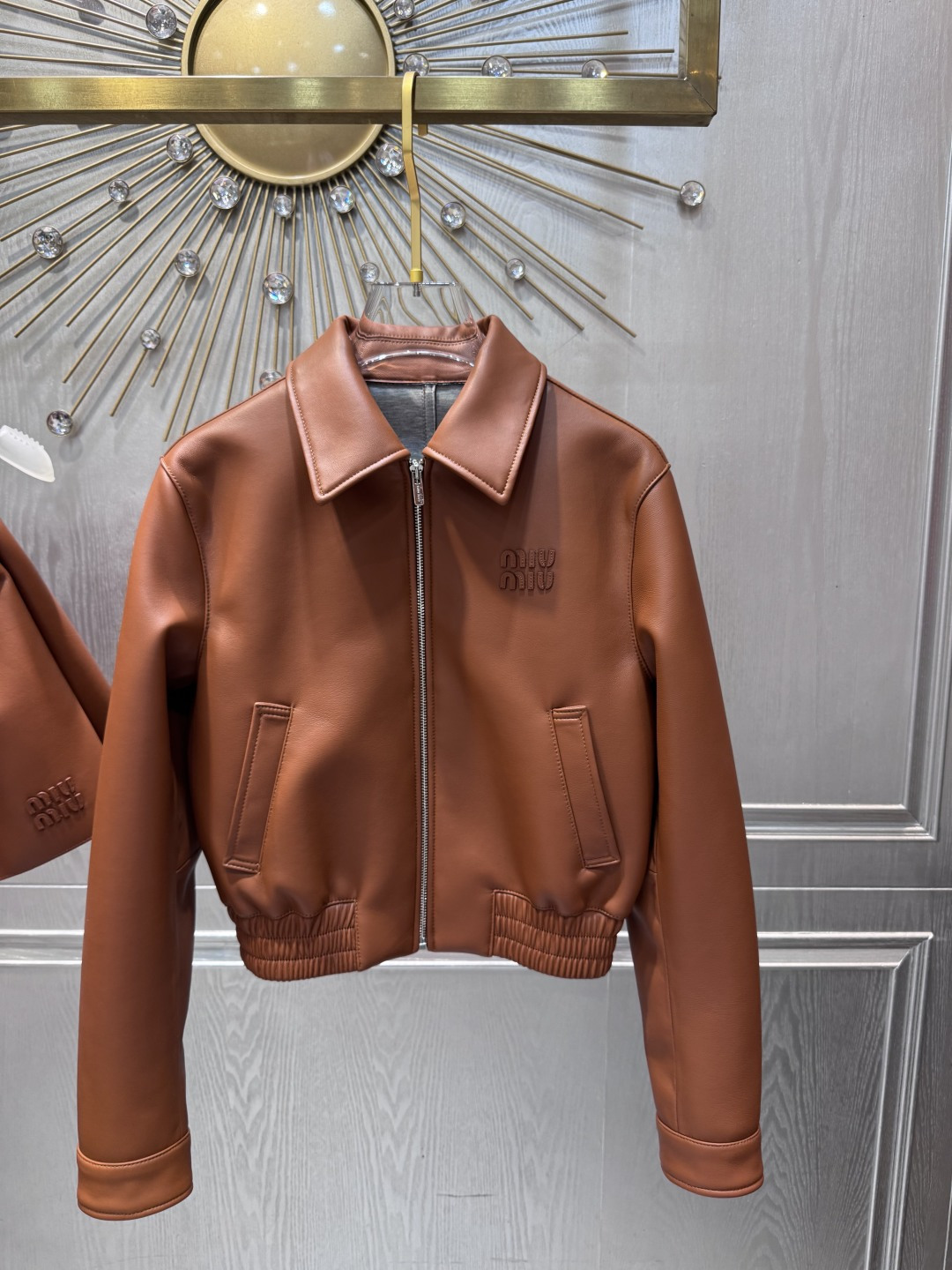NO:946135,The new leather jackets and skirts for 25 early autumn are released for the first time. Fashionable outfits!  Customized top-grade imported lambskin, space cotton composite technology, the leather is thick, soft and delicate. Leather jacket SML, Miu Miu-clothing, skirts, leather jacket, sheepskin,1986090925早秋新款皮衣皮裙首发 时髦穿搭！定制顶级进口小羊皮, 太空棉复合工艺,皮质肉感厚实柔软又细腻 皮衣SML,缪缪-服装,skirts,leather jacket,sheepskin,,Women's clothing