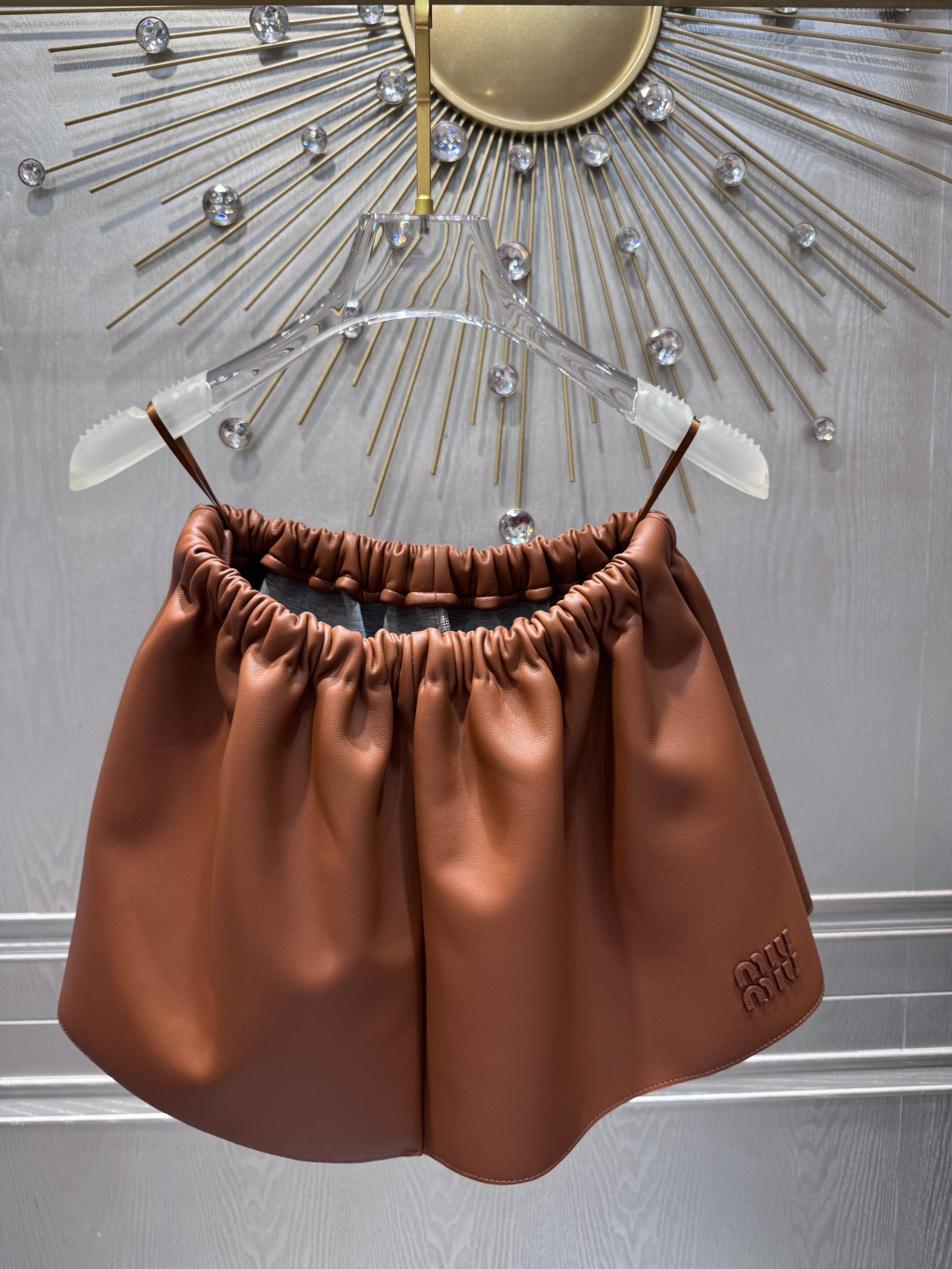 NO:946149,The new leather jackets and skirts for 25 early autumn are released for the first time. Fashionable outfits!  Customized top-grade imported lambskin, space cotton composite technology, the leather is thick, soft and delicate. Leather skirt SML, Miu Miu-clothing, skirts, leather jacket, sheepskin,1986090925早秋新款皮衣皮裙首发 时髦穿搭！定制顶级进口小羊皮, 太空棉复合工艺,皮质肉感厚实柔软又细腻 皮半裙SML,缪缪-服装,skirts,leather jacket,sheepskin,,Women's clothing