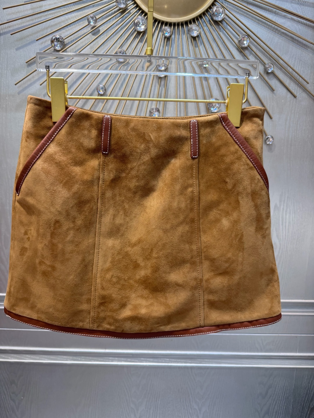 NO:946160,25 autumn and winter new arrivals Maillard color matching, leather jacket, skirt, tube top, three-piece suit, suede suede craftsmanship, retro golden brown, must-have series for autumn and winter, leather skirt SML, Miu Miu-clothing, skirts, leather jacket, chamois leather,1986090925秋冬新品美拉德配色 皮衣 半裙 抹胸 三件套 麂皮绒面工艺 复古金棕色 秋冬必留系列 皮半裙SML,缪缪-服装,skirts,leather jacket,chamois leather,,Women's clothing