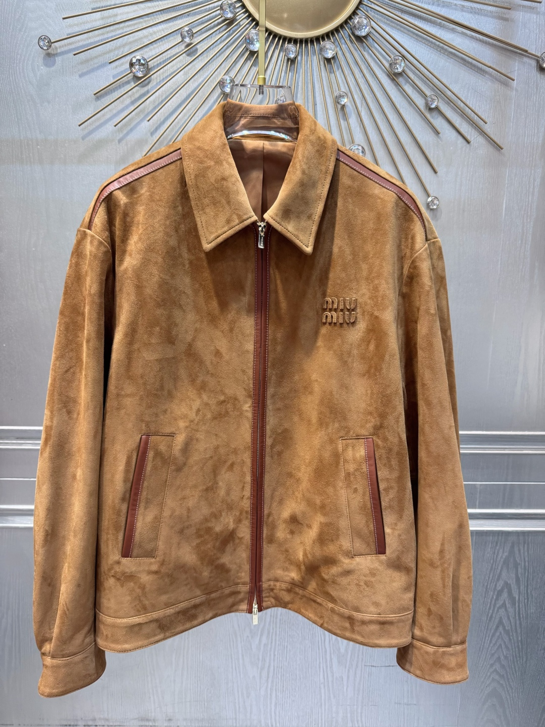 NO:946172,25 autumn and winter new products Maillard color matching leather jacket skirt tube top three-piece suit suede suede craft retro golden brown autumn and winter must-have series leather jacket SML, Miu Miu-clothing, skirts, leather jacket, chamois leather,1986090925秋冬新品美拉德配色 皮衣 半裙 抹胸 三件套 麂皮绒面工艺 复古金棕色 秋冬必留系列 皮衣 SML,缪缪-服装,skirts,leather jacket,chamois leather,,Women's clothing