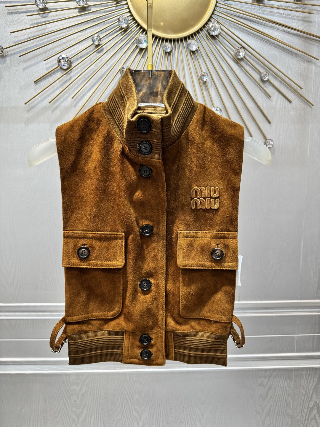NO:946110,The caramel brown suede vest from the 26 spring and summer series is made of imported suede, soft and textured, and full of retro atmosphere. The sleeveless design + multiple pockets + metal buttons are practical and fashionable. The letter embossed details on the body are super exquisite. The version is slim and layered. Pair it with a work skirt or pleated skirt to easily get a sweet and cool retro style!  Suitable for you who pursue individuality and quality. SML, Miu Miu-clothing, skirts, chamois leather,1986090926春夏系列焦糖棕色麂皮马甲,采用进口麂皮,柔软有质感,复古氛围感满满.无袖设计+多口袋+金属纽扣,实用又时髦,衣身字母压纹细节超精致.版型修身,叠穿超有层次,搭配工装裙或百褶裙,轻松get甜酷复古风！适合追求个性和品质的你. SML,缪缪-服装,skirts,chamois leather,,Women's clothing