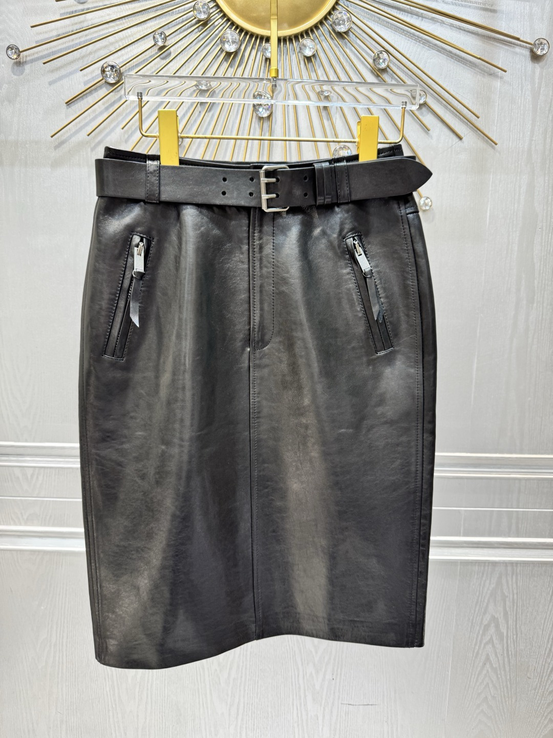 NO:946075,2026 spring and summer black leather skirt, made of high-quality leather, full of luster and superb texture. High waist + straight cut, with metal buckle belt, modified waistline, full aura!  The skirt is moderate in length, elegant and practical, and can be easily worn in daily or formal occasions. The toughness of the leather contrasts with the softness of the bow-tie shirt, which combines strength and softness. It is very suitable for girls who pursue individuality and high-end sense!  SML, Saint Laurent-clothing, saint laurent, skirts, shirts,198609092026春夏黑色皮质半身裙,选用高品质皮革,光泽感满满,质感超赞.高腰+直筒剪裁,搭配金属扣腰带,修饰腰线,气场全开！裙长适中,优雅又实用,日常或正式场合都能轻松驾驭.皮革硬朗与蝴蝶结衬衫柔美对比,刚柔并济,超适合追求个性和高级感的女生！ SML,圣罗兰-服装,saint laurent,skirts,shirts,,Women's clothing