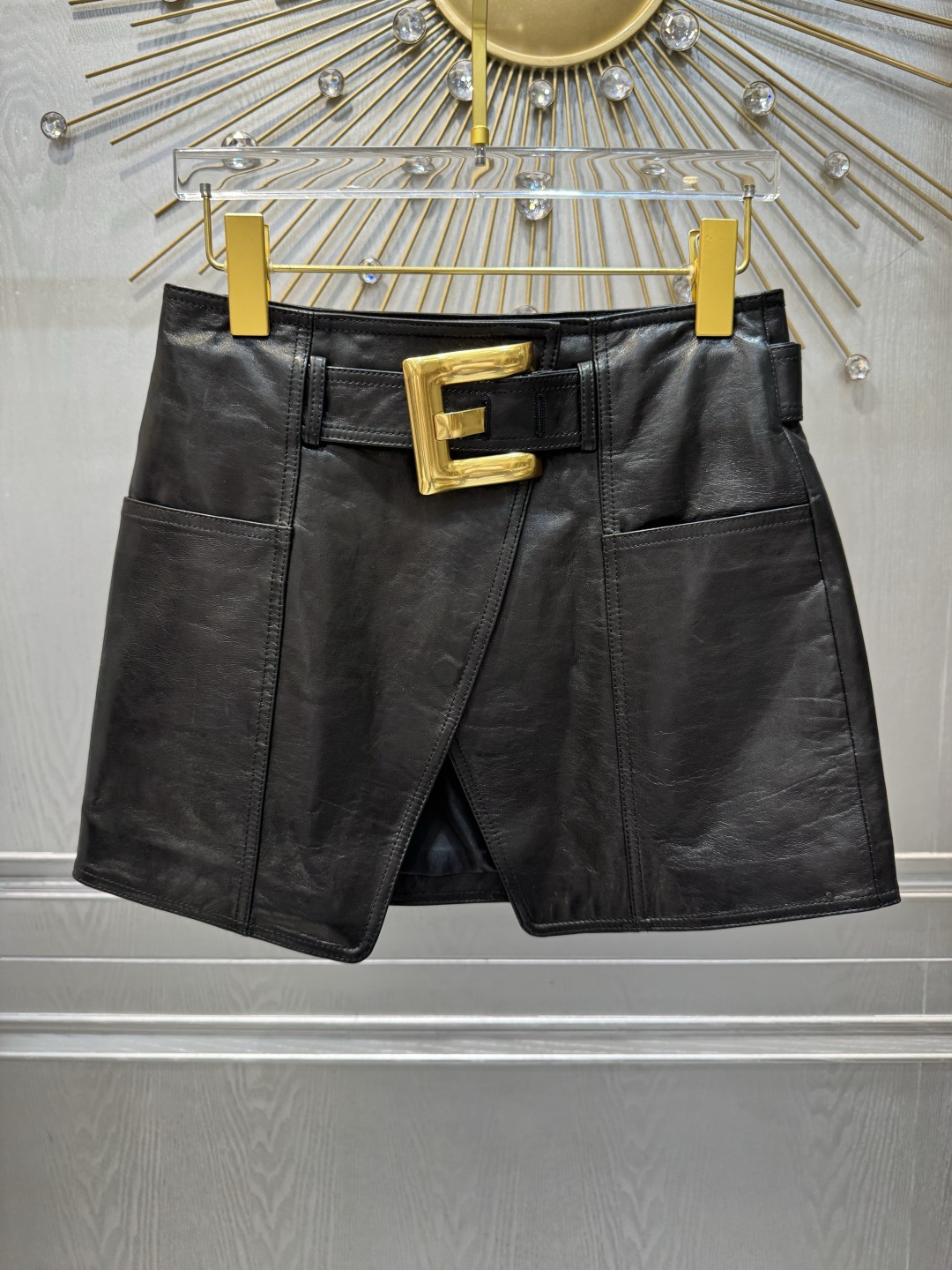 NO:946085,B black leather shorts, made of high-quality leather, full of luster, and metal waist buckles, making the brand highly recognizable. The high-waist design modifies the waistline and is very fashionable. The leather material makes the overall look more textured. Whether paired with a T-shirt or a shirt, it can easily create a personalized street style or retro style. It is suitable for daily outings and parties. It is a must-have and versatile item in the wardrobe!  SML, women's clothing, shorts, shirts, tees, t-shirt,19860909B黑色皮质短裤,采用高品质皮革,光泽感满分,搭配金属腰扣,品牌辨识度超高.高腰设计修饰腰线,时尚感爆棚,皮质材质让整体造型更有质感.无论搭配T恤还是衬衫,都能轻松打造个性街头风或复古风,日常出街、派对都很适合,是衣橱必备的百搭单品！ SML,女装,shorts,shirts,tees，t-shirt,,Women's clothing