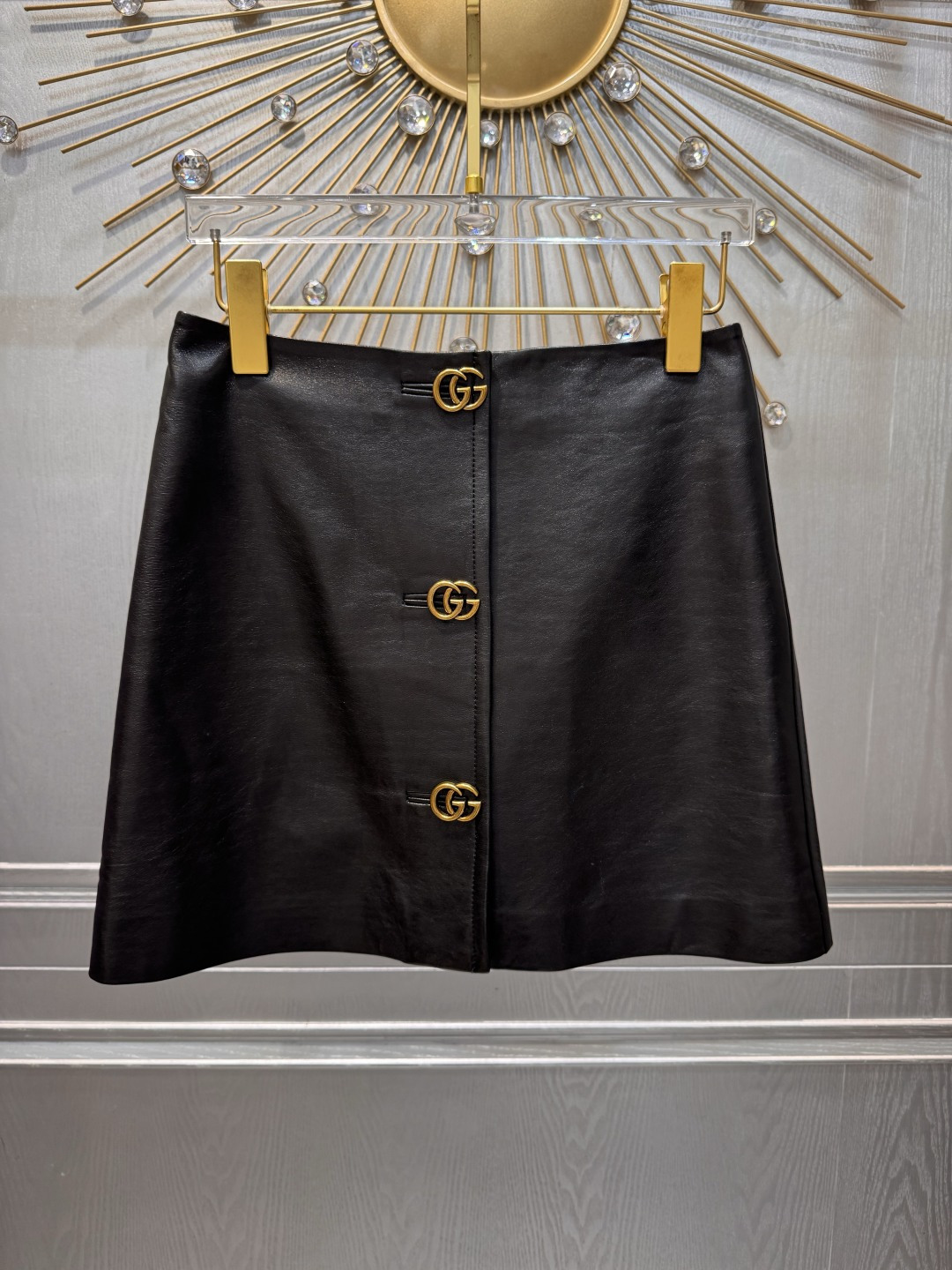 NO:946096,Black short leather jacket A-line skirt suit, made of high-quality leather, with a delicate and shiny texture, and retro metal double G buckles that are very recognizable. Short cut + lapel design, slim and tall, perfect for spring and autumn!  Wear it with lace or knitted lining, and you can easily switch between cool and elegant style. It can be easily used for commuting and parties. It is a must-have and versatile item for your wardrobe!  Skirt SML,Gucci-clothing,gucci,loro piana,skirts,jackets & coats,leather jacket,19860909黑色短款皮衣外套A字半裙套装,选用优质皮革,质感细腻有光泽,复古金属双G扣超有辨识度.短款剪裁+翻领设计,修身显高,春秋穿超合适！内搭蕾丝或针织,轻松切换酷飒or优雅风,通勤、聚会都能轻松驾驭,是衣橱必备百搭单品！ 半裙SML,古驰-服装,gucci,loro piana,skirts,jackets & coats,leather jacket,,Women's clothing