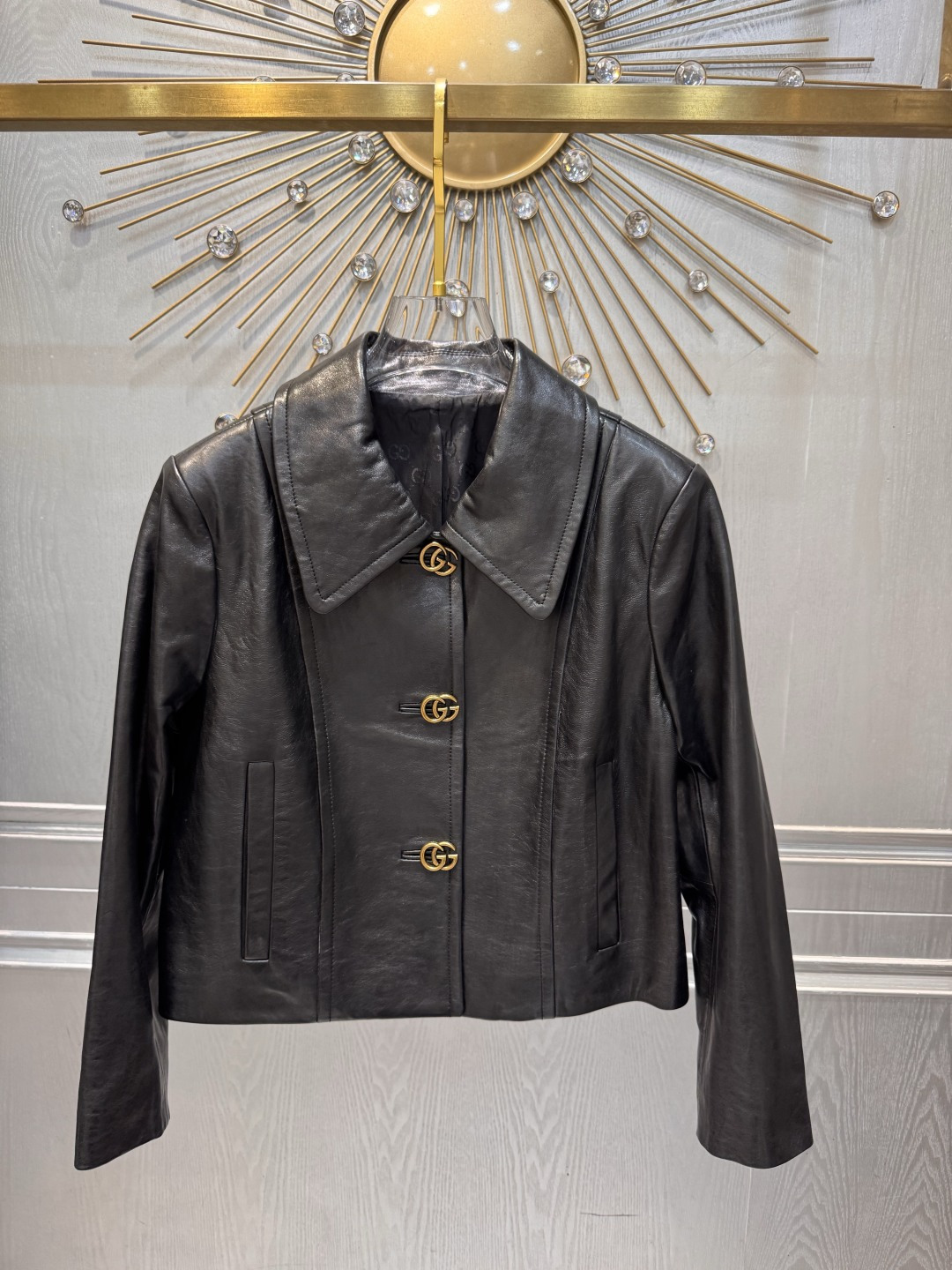 NO:946112,Black short leather jacket A-line skirt suit, made of high-quality leather, with a delicate and shiny texture, and retro metal double G buckles that are very recognizable. Short cut + lapel design, slim and tall, perfect for spring and autumn!  Wear it with lace or knitted lining, and you can easily switch between cool and elegant style. It can be easily used for commuting and parties. It is a must-have and versatile item for your wardrobe!  Leather jacket SML,Gucci-clothing,gucci,loro piana,skirts,jackets & coats,leather jacket,19860909黑色短款皮衣外套A字半裙套装,选用优质皮革,质感细腻有光泽,复古金属双G扣超有辨识度.短款剪裁+翻领设计,修身显高,春秋穿超合适！内搭蕾丝或针织,轻松切换酷飒or优雅风,通勤、聚会都能轻松驾驭,是衣橱必备百搭单品！ 皮衣SML,古驰-服装,gucci,loro piana,skirts,jackets & coats,leather jacket,,Women's clothing