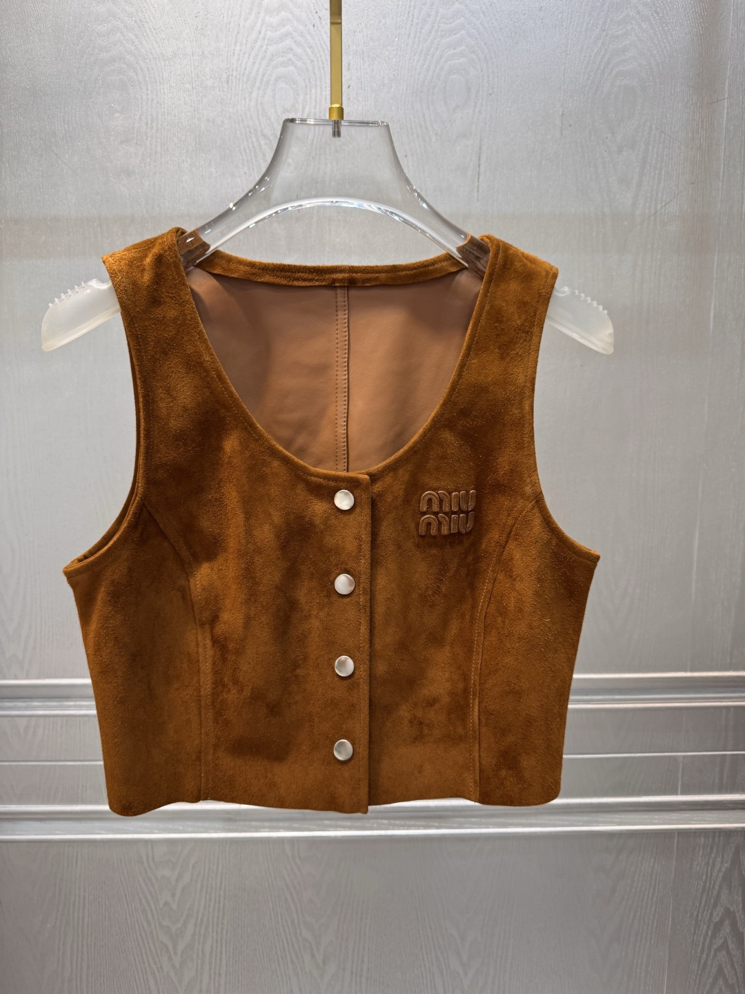 NO:946182,26 new brown suede vest short skirt, with delicate and soft texture, retro and fashionable metal buttons. High-waisted A-line version, modified waistline, elongated leg proportions, sweet and cool style is easy to achieve!  Whether paired with a shirt or a knitted vest, it can show elegance and personality. It is suitable for daily outings and music festivals, and can easily create a high-end look. Leather vest SML Leather skirt SML650, Miu Miu-clothing, loro piana, skirts, shirts, chamois leather,1986090926新款棕色麂皮小背心短裙,质感细腻柔软,金属纽扣点缀复古又时髦.高腰A字版型,修饰腰线,拉长腿部比例,甜酷风格轻松拿捏！无论搭配衬衫还是针织背心,都能展现优雅与个性,日常出街、音乐节都很适合,轻松打造高级感穿搭. 皮背心SML 皮半裙SML650,缪缪-服装,loro piana,skirts,shirts,chamois leather,,Women's clothing